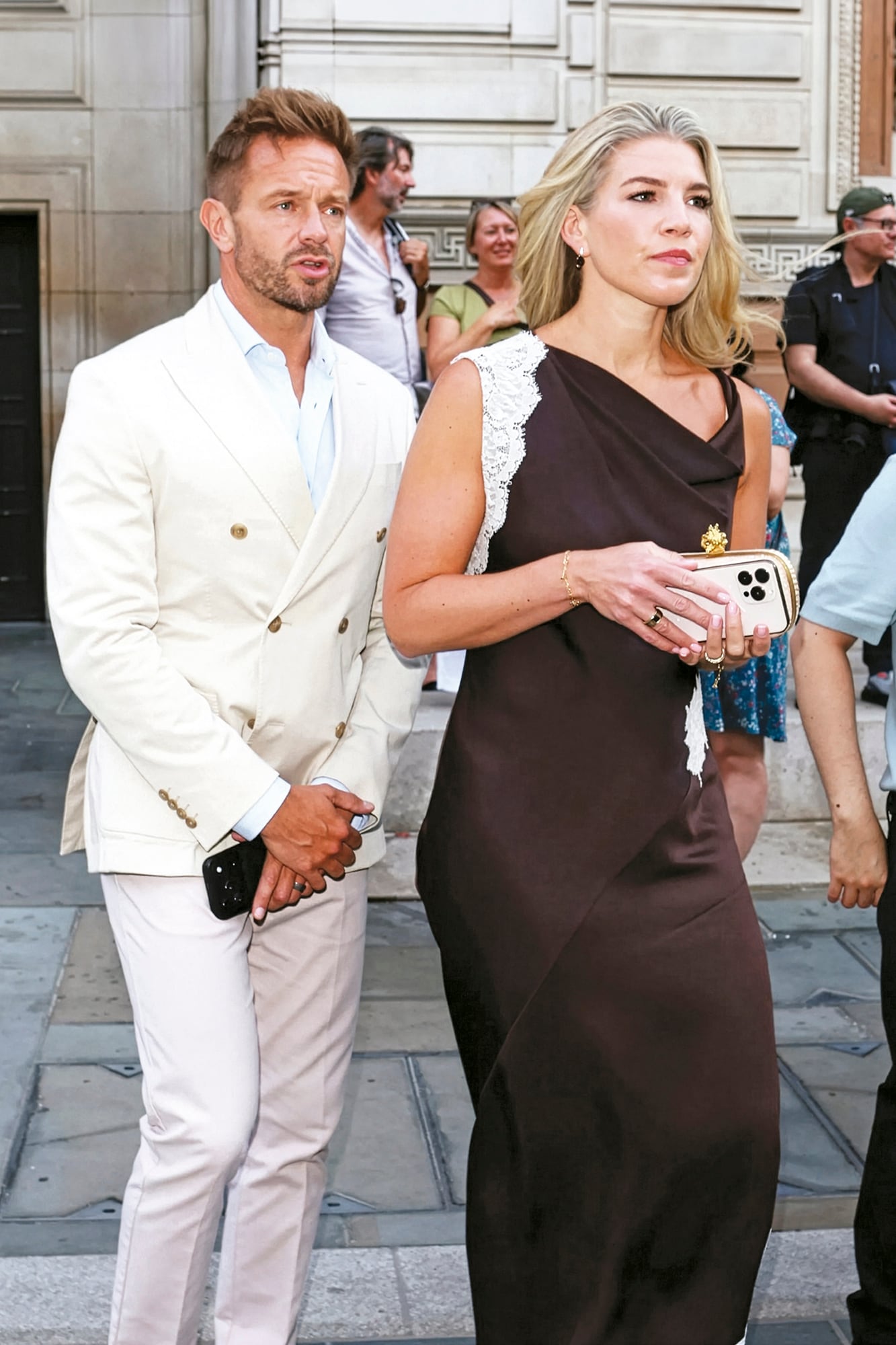 Natasha Archer y Rob Dixon ya no ocultan su romance. Hace unos días fueron juntos a la inauguración de la galería de
arte RH London