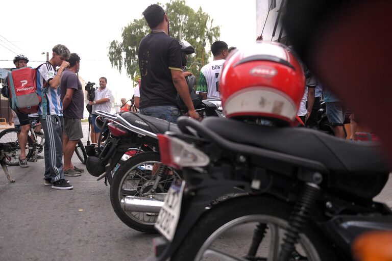 Tensión en Quilmes: Motoqueros esperan en la comisaría la liberación del chico de 15 años detenido por el asesinato de un repartidor