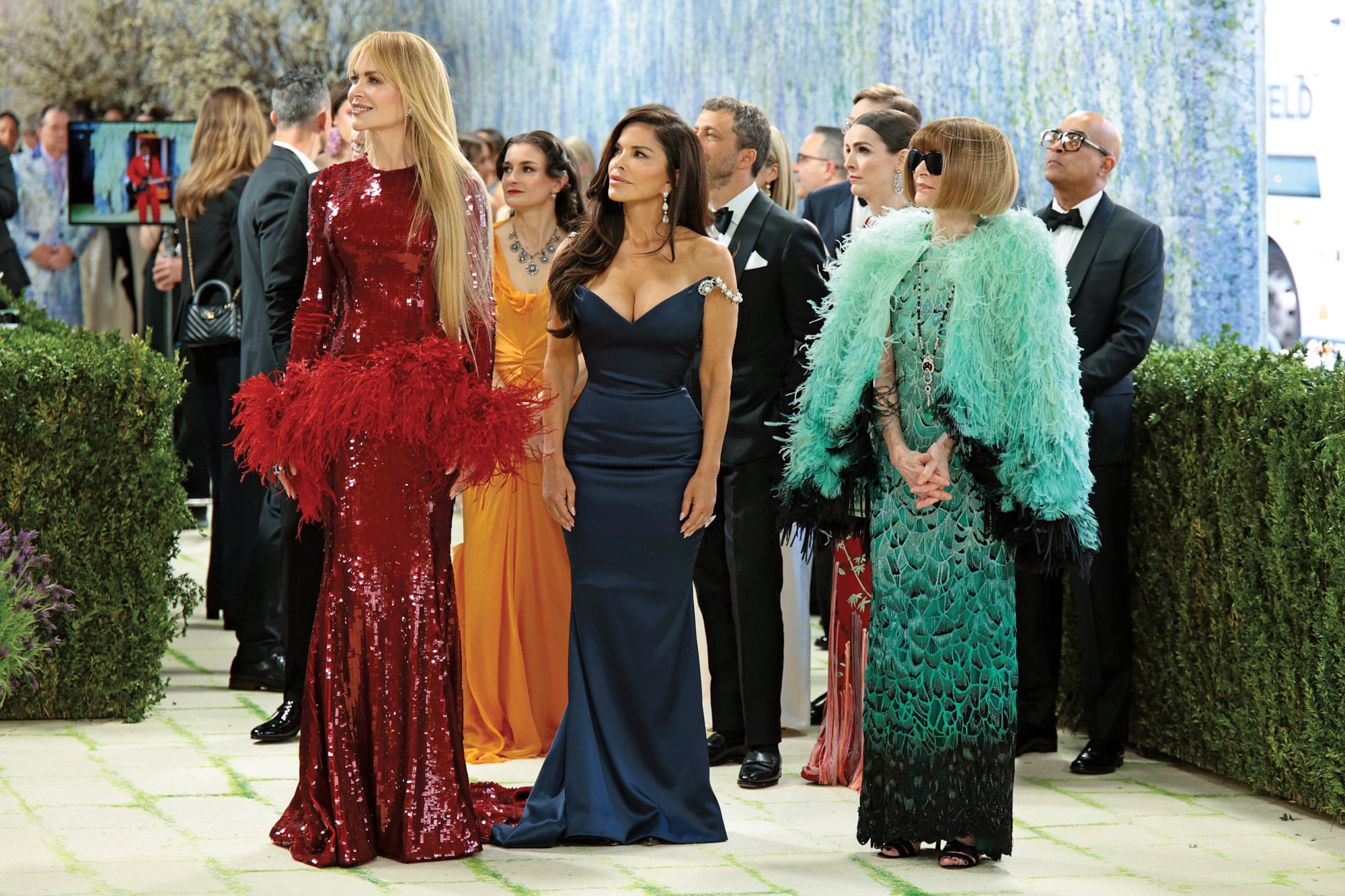 Nicole Kidman, con un diseño con lentejuelas y plumas by Chanel; Lauren Sánchez Bezos eligió
con un vestido de Schiaparelli y joyas de Lorraine Schwartz; y Anna Wintour lució un look en degradé y chaqueta de plumas a tono de Chanel, con joyas de Van Cleef & Arpels