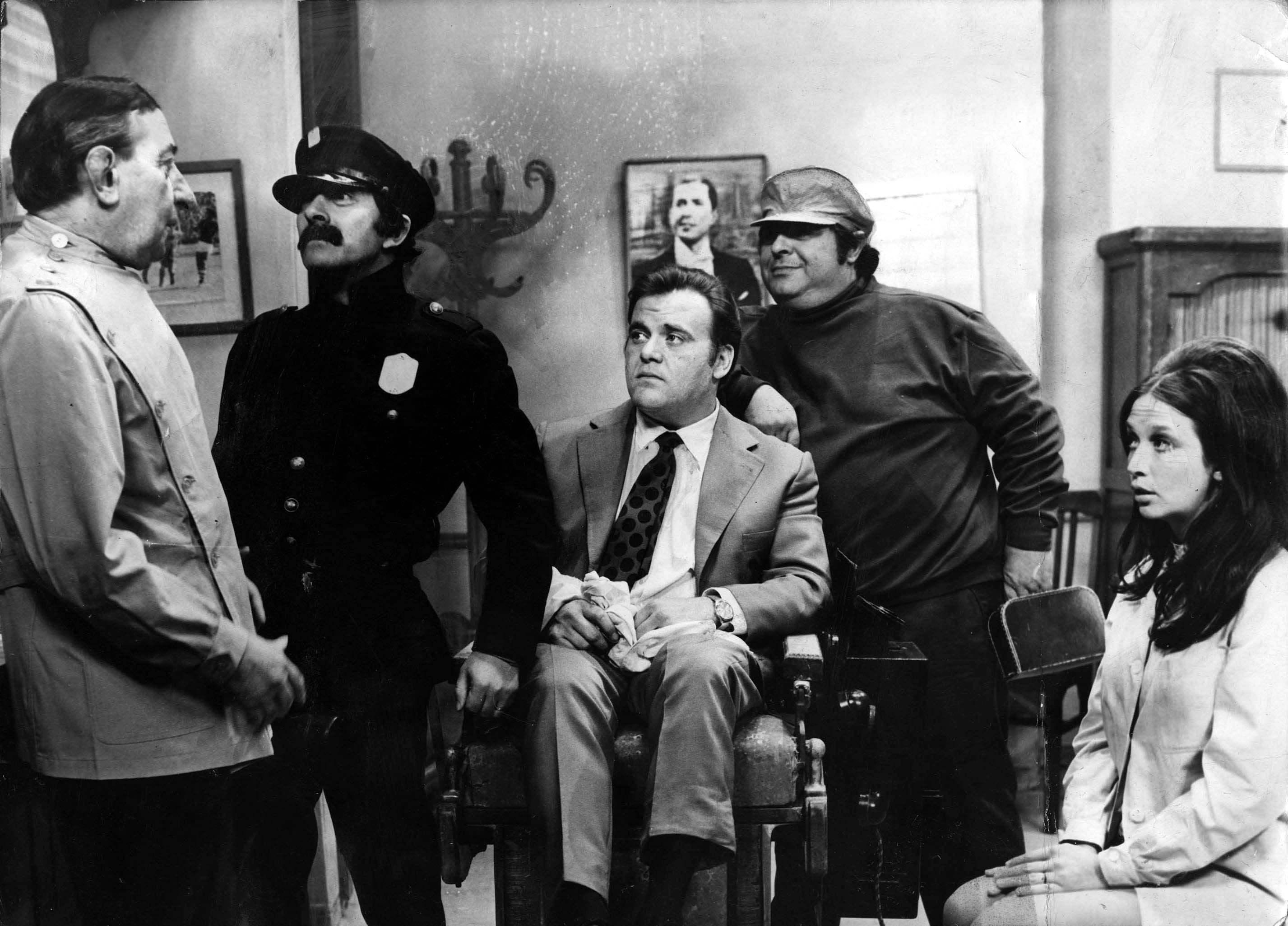Fidel Pintos, Alberto Olmedo, Javier Portales, Jorge Porcel y Jorgelina Aranda en “La peluquería de Fidel“, sketch que formaba parte del programa Operación ja ja