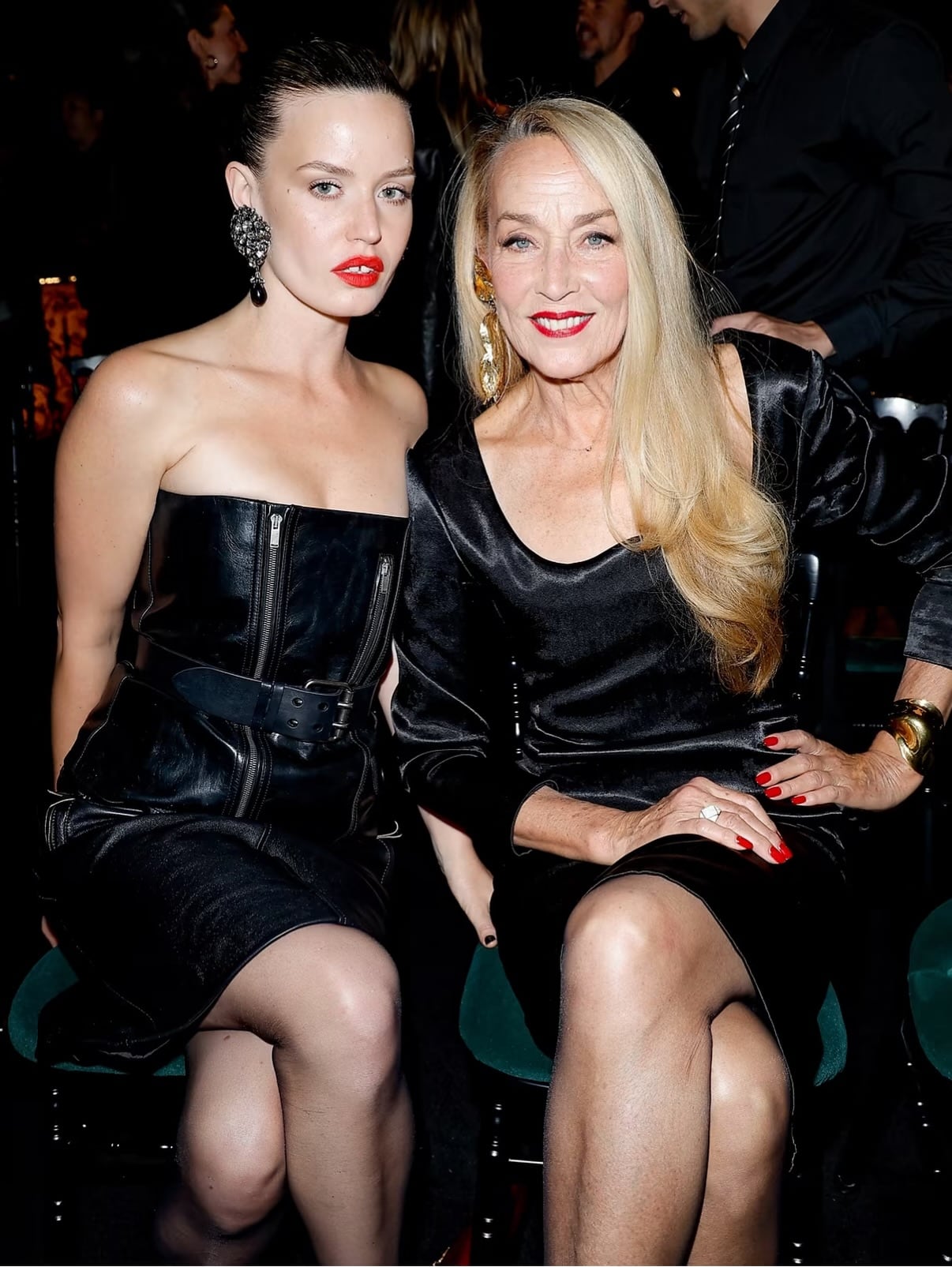 En la presentación de Saint Laurent se dieron cita varias generaciones. En primera fila: Georgia May Jagger y su madre, Jerry Hall