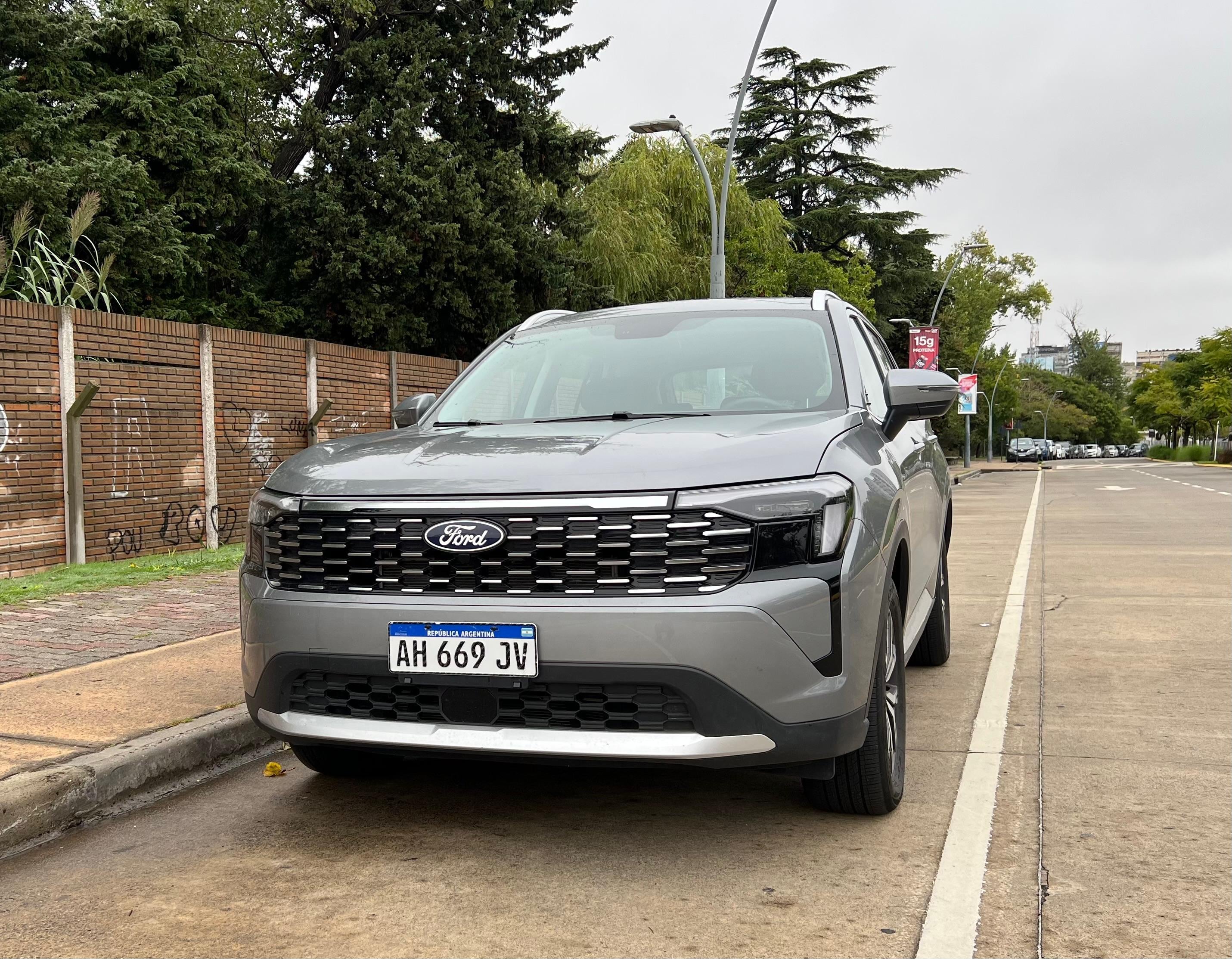 Viene con seis airbags, control de estabilidad, monitoreo de punto ciego, cámara trasera y asistentes de arranque y descenso en pendiente como principales