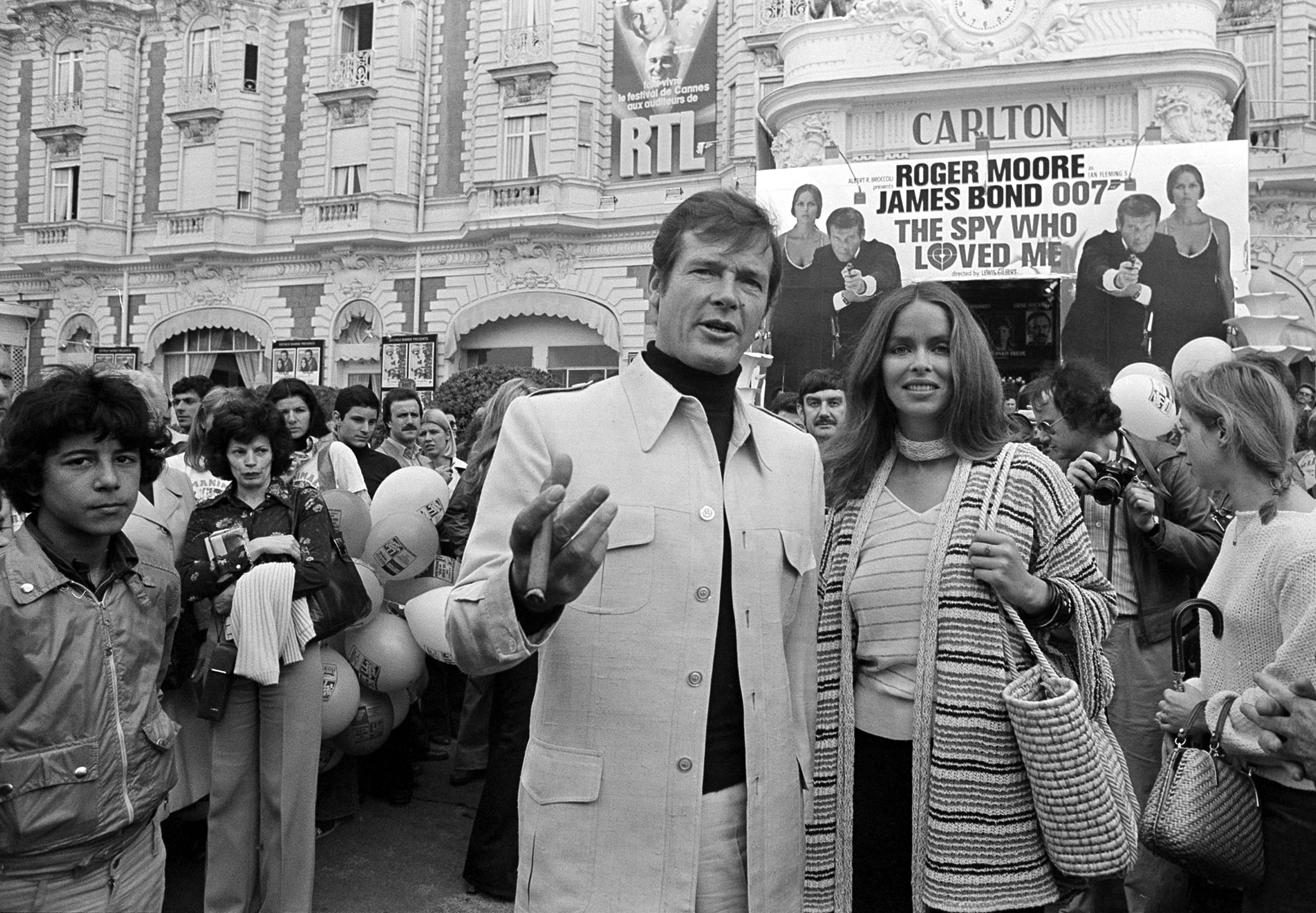 Roger Moore junto a Barbara Bach en el estreno de La espía que me amó, en el festival de Cannes, en mayo de 1977