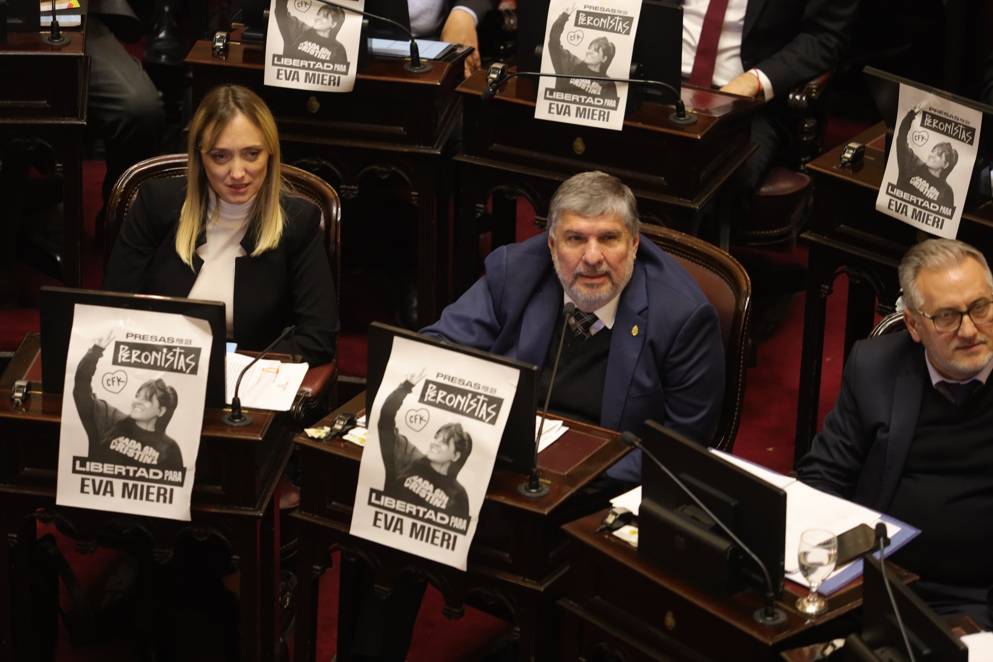 Durante la noche del jueves continuó la sesión en el Senado