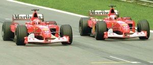 Michael Schumacher supera sobre la línea de meta a Rubens Barrichello en el Gran Premio de Austria 2022; la controvertida orden de Jean Todt provocó el rechazo del público, que abucheó a los pilotos en el podio de Spielberg