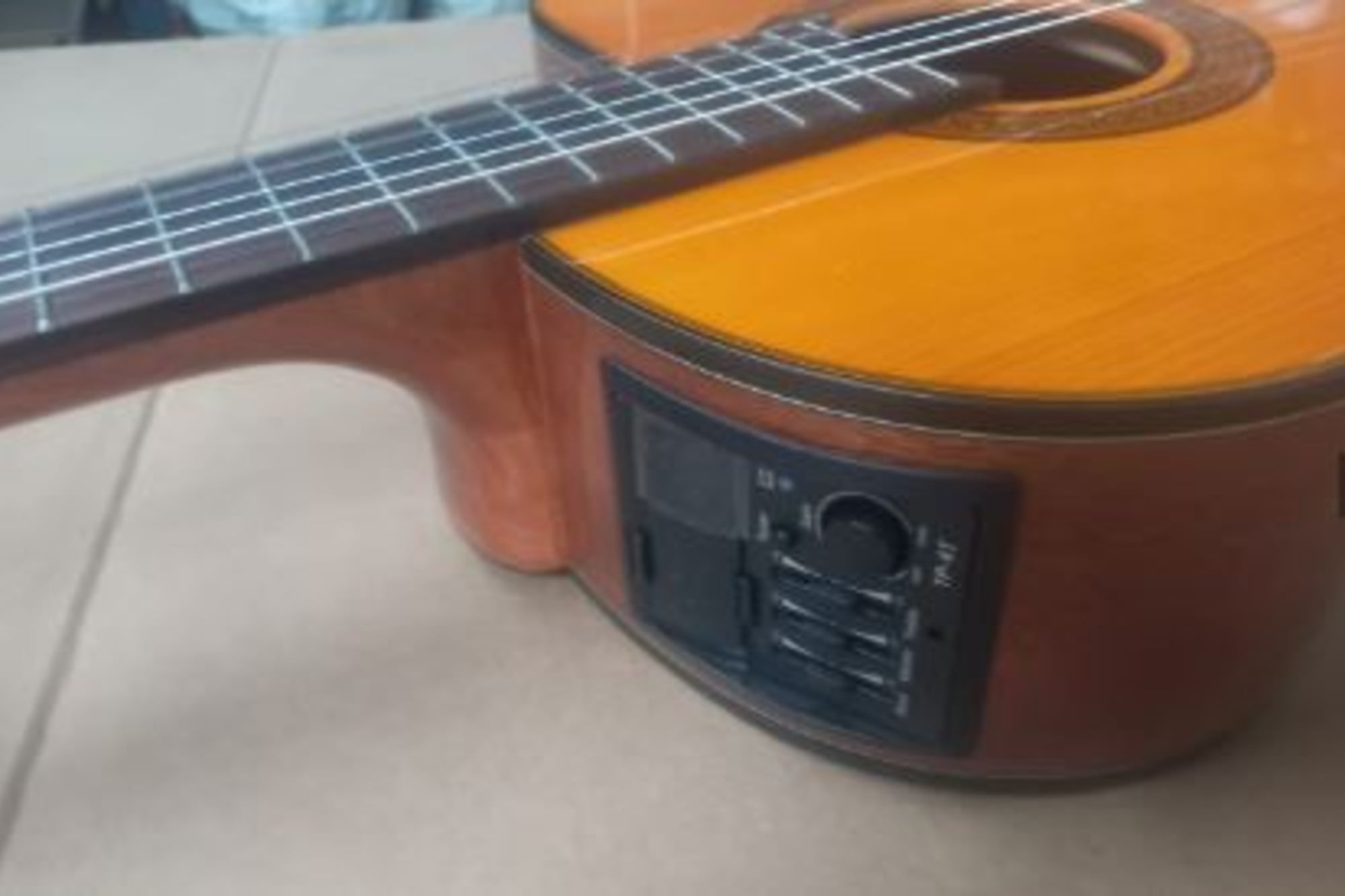 Uno de los modelos de guitarras que subasta el Banco Ciudad