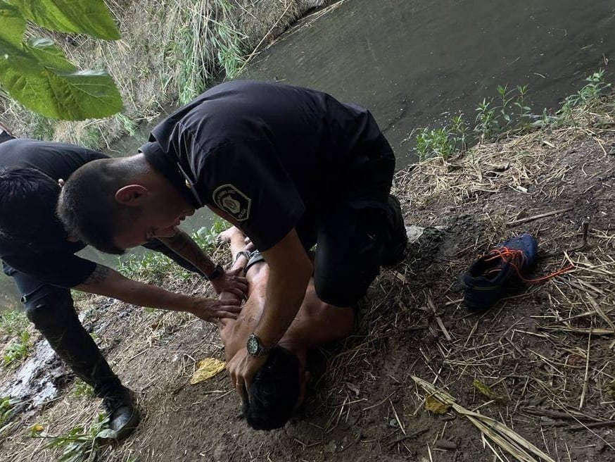 Se lanzó al arroyo para escapar de la Policía, pero lo cercaron: cayó “Pipo”, el violento ladrón que atacó a una kiosquera