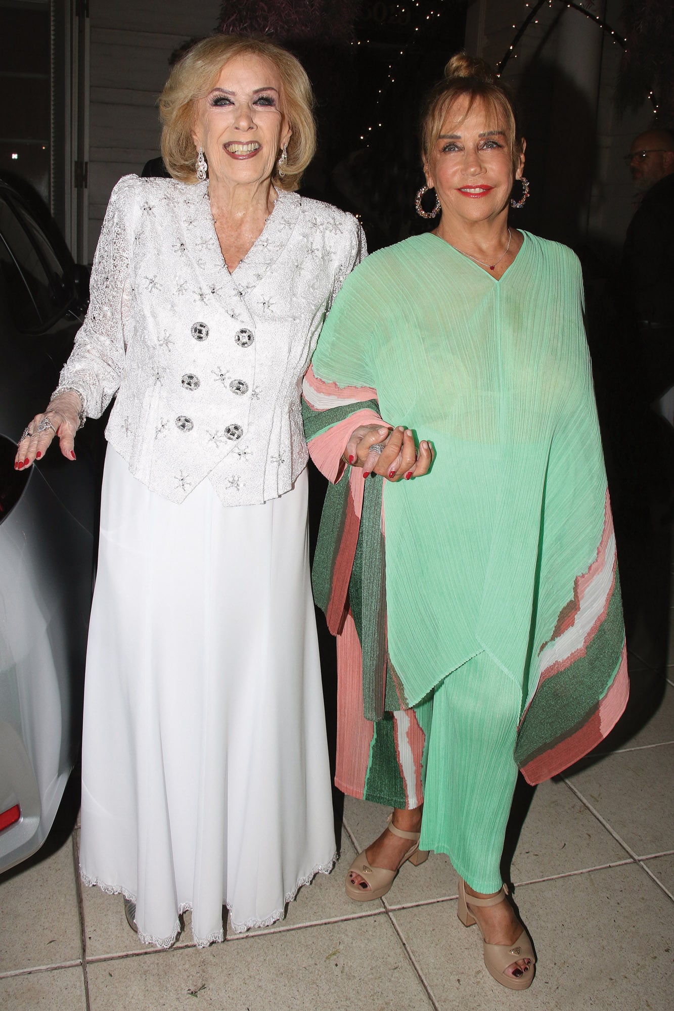 Radiante, junto a su hija, que se lució como anfitriona y la acompañó en su entrada triunfal. Mirtha llevó un conjunto de chaqueta bordada con piedras y perlas y falda larga de Claudio Cosano