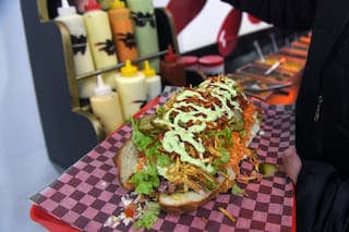 El cubículo vidriado de comida rápida que todos los días tiene media cuadra de fila