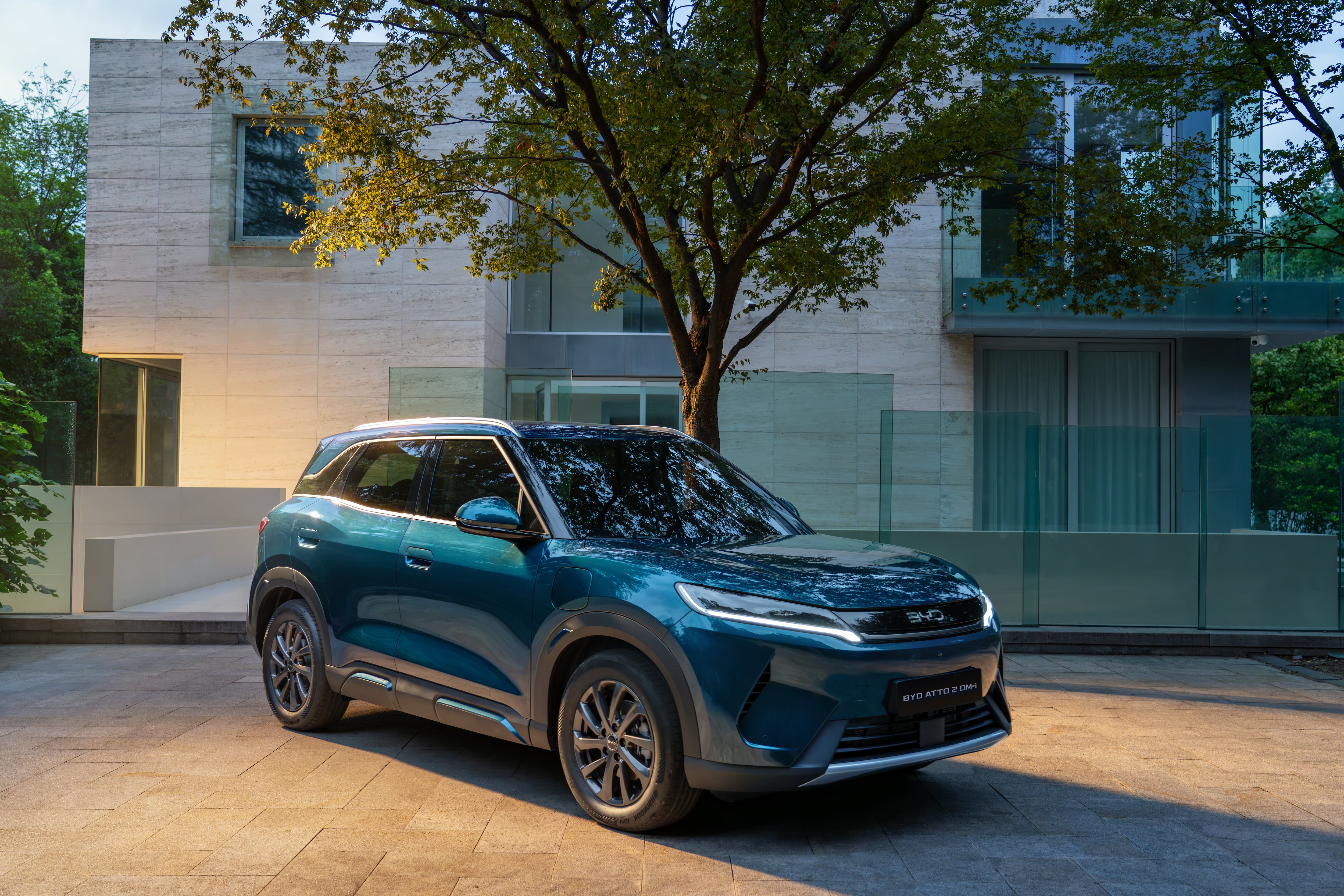 El modelo permite alternar entre funcionamiento 100% eléctrico (EV) y modo híbrido (HEV)