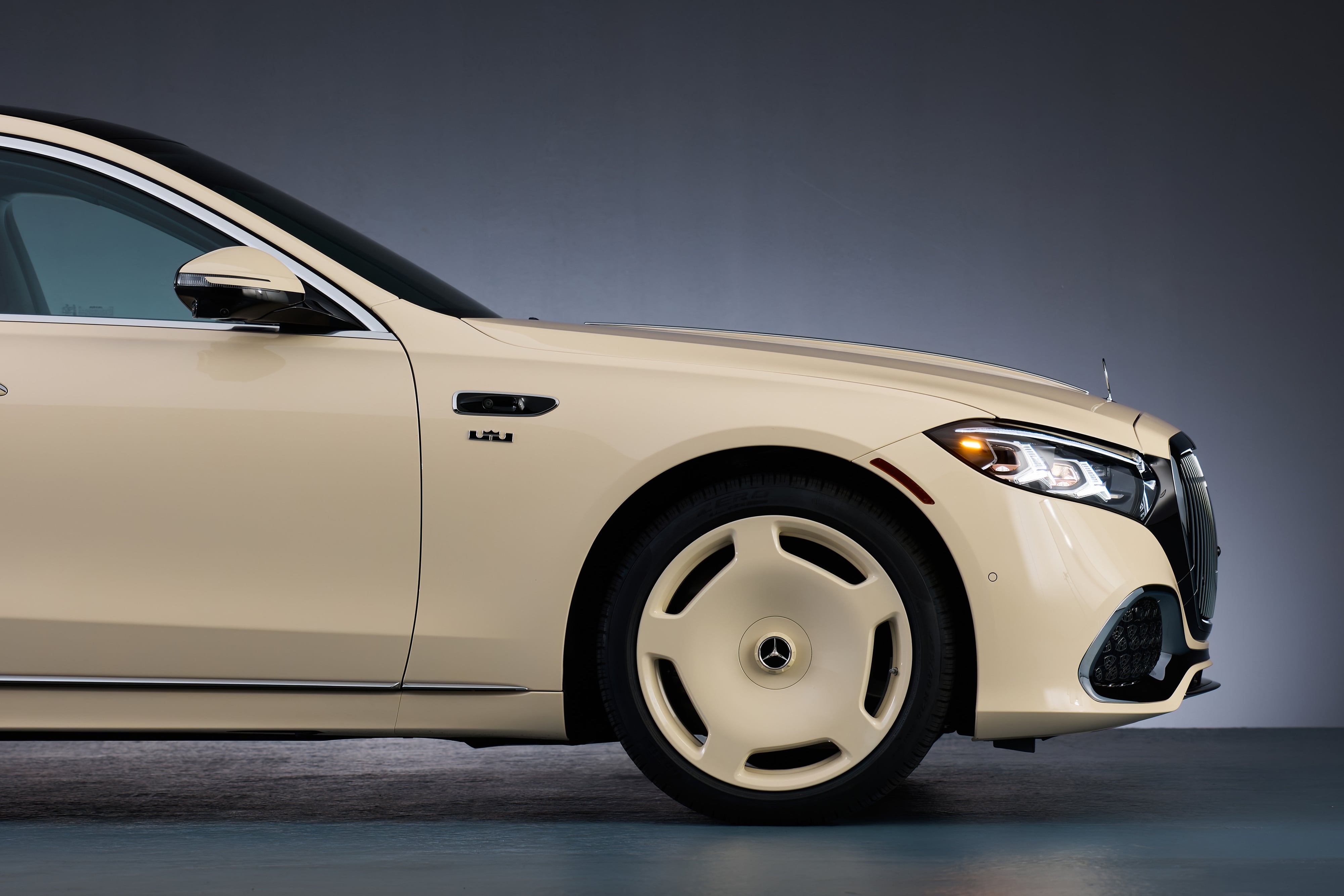 El Maybach cuenta con asientos traseros ejecutivos con calefacción, ventilación y masajes, climatización de cuatro zonas, techo panorámico y un sistema de sonido Burmester 4D