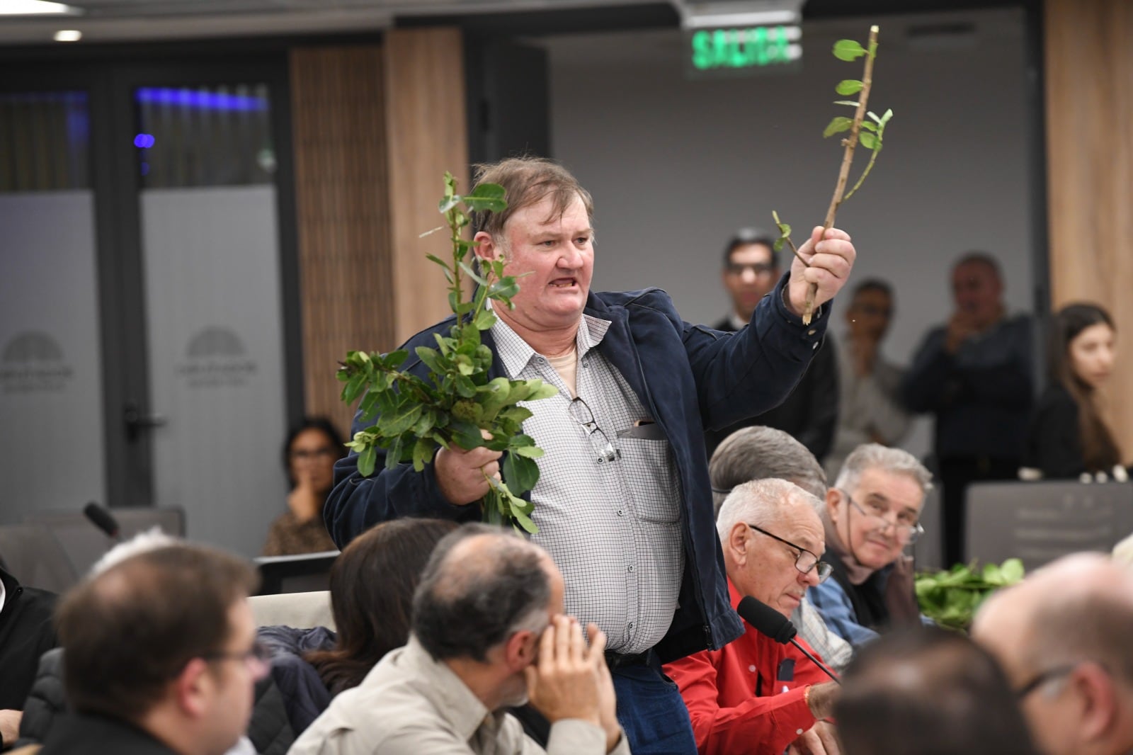 Un productor muestra la hoja verde en el encuentro en el Congreso
