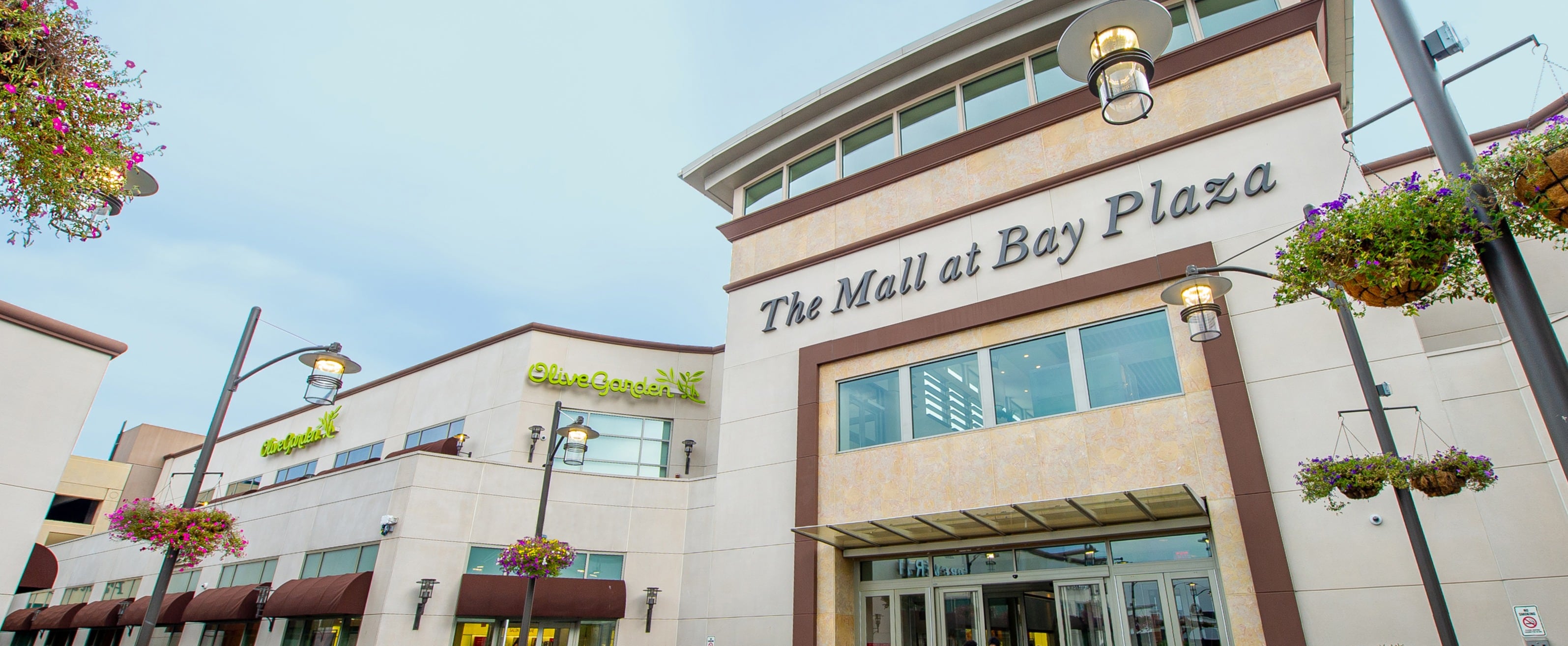 The Mall at Bay Plaza se ubica en 200 Baychester Avenue en el Bronx