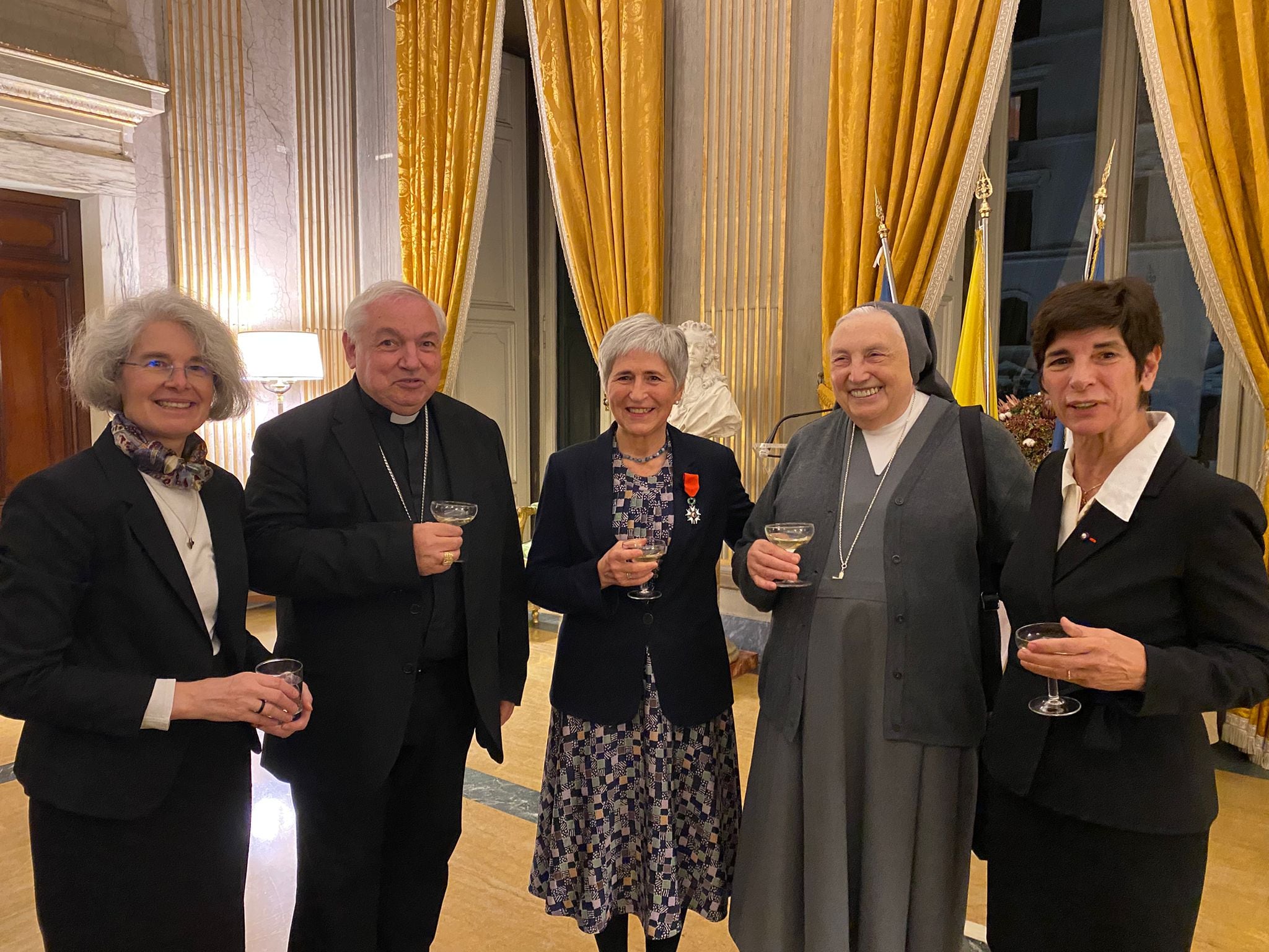 De izquierda a derecha: Nathalie Becquart, subsecretaria del Sínodo de Obispos, el cardenal cardenal Jean-Marc Aveline, María Lía Zervino, Yvonne Reungoat y la embajadora de Francia ante la Santa Sede, Florence Mangin