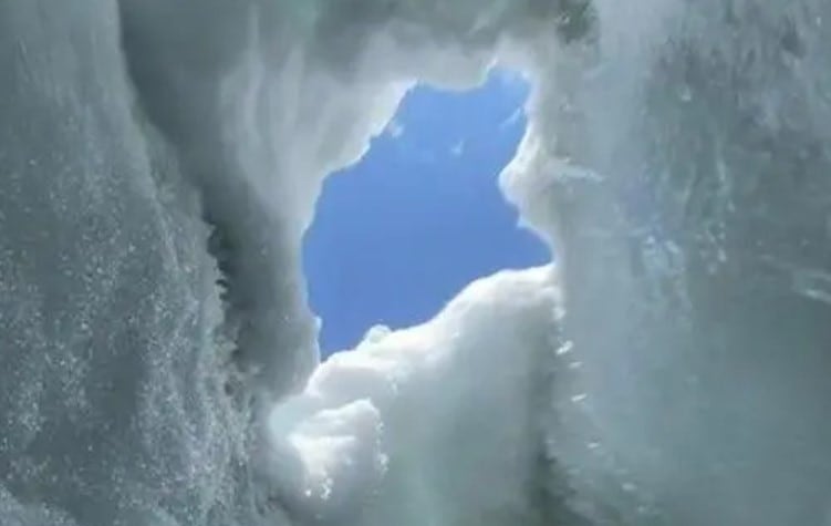 Esto es lo que veía Jan desde dentro de la grieta.