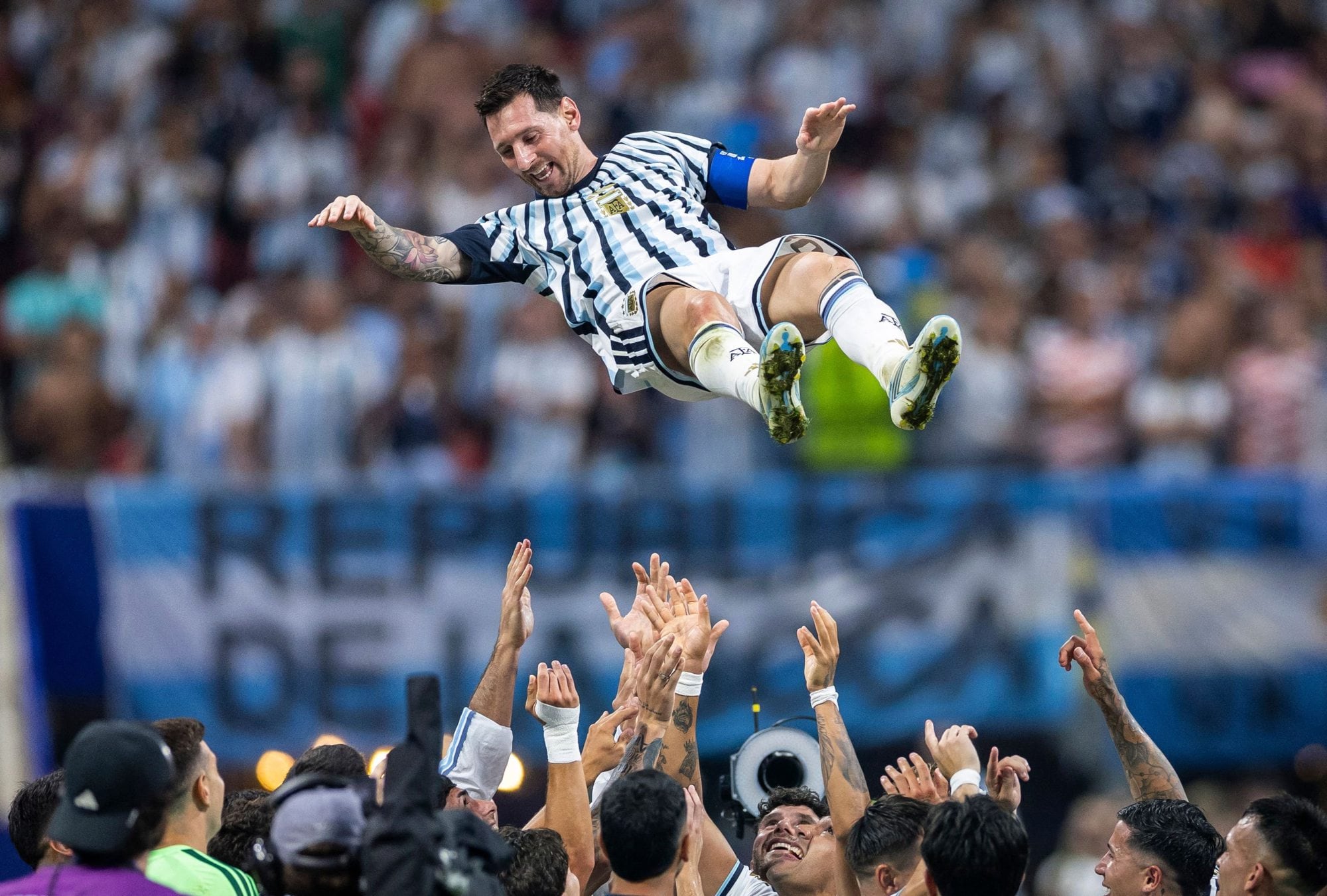 Messi está en la mesa de las glorias del fútbol para Patricio Hernández, junto con Pelé, Di Stefano, Sivori y Maradona