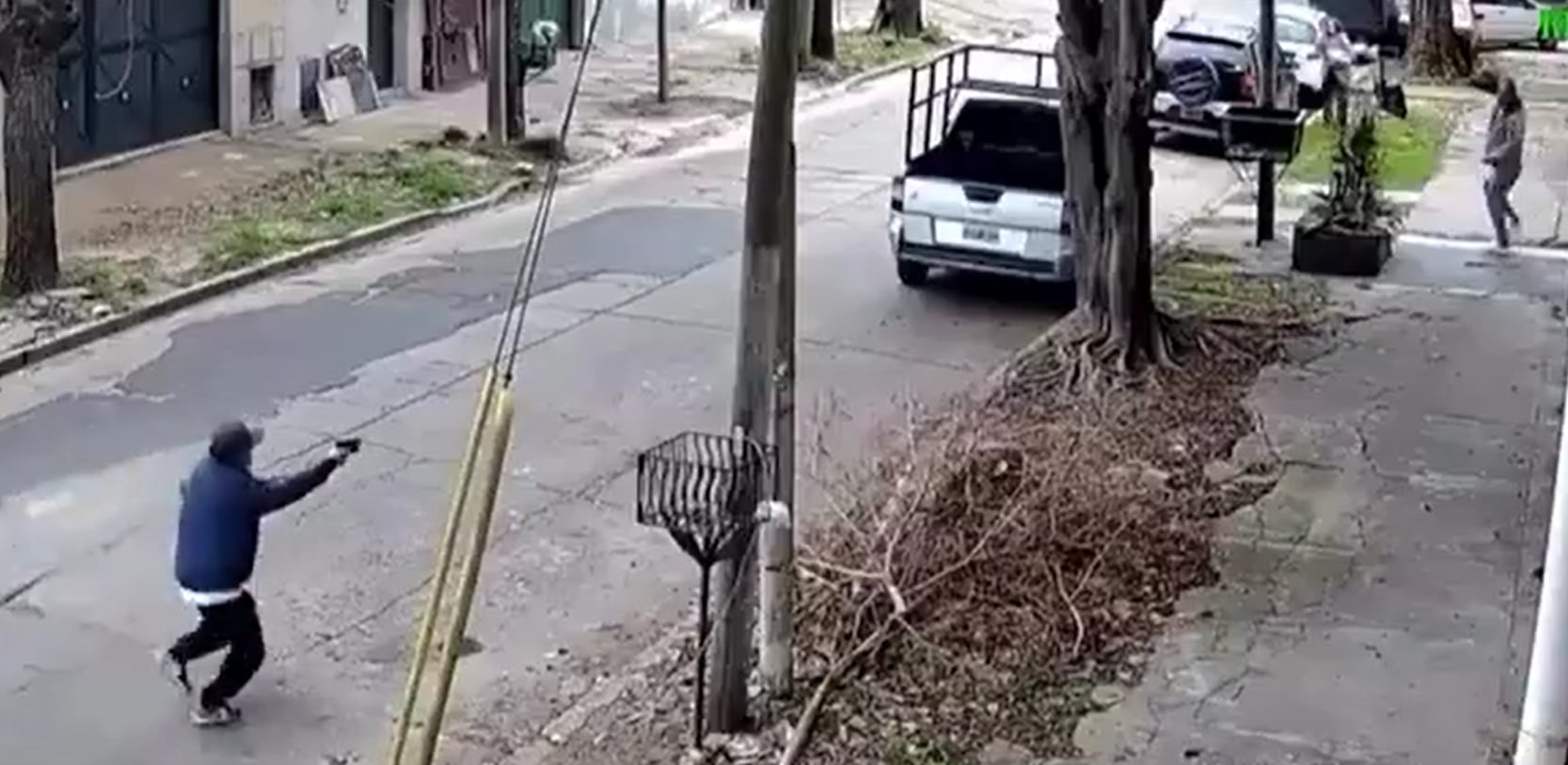 El ladrón persiguió a la víctima para que le desbloquee el celular que le había robado instantes antes
