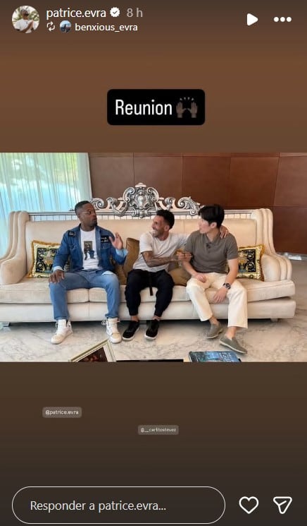 La risa de Tévez en el reencuentro con Evra y Ji-sung