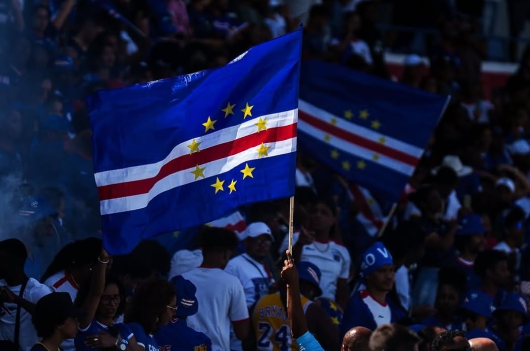 Los hinchas de Cabo Verde se ilusionan, aun frente a la enorme diferencia de jerarquía de ambos planteles