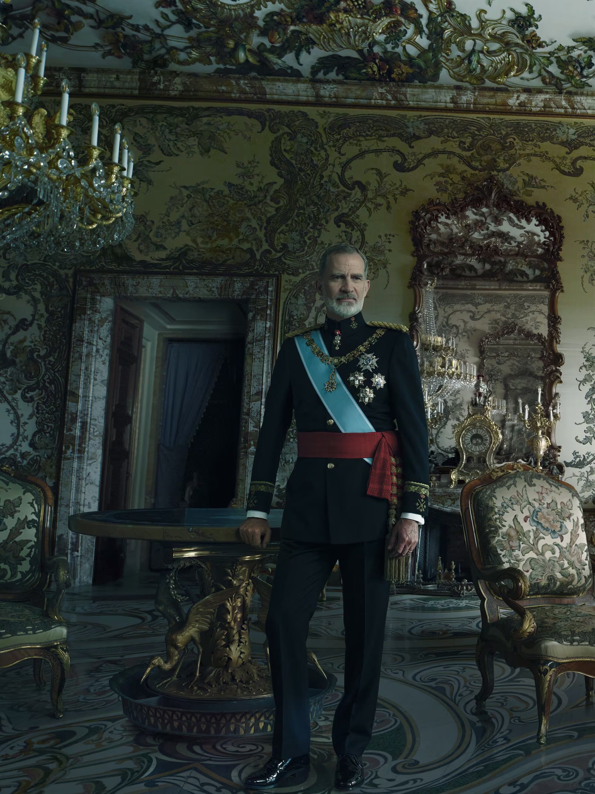 En pose natural, con uniforme de gran etiqueta y varias condecoraciones, el retrato de Felipe incluye un espejo,