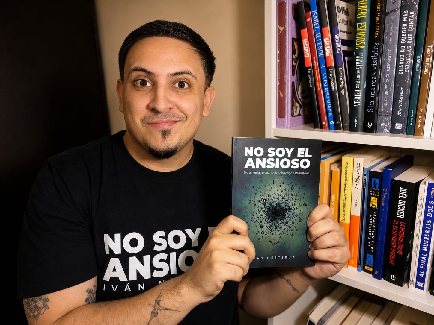 Con un ejemplar de su libro.