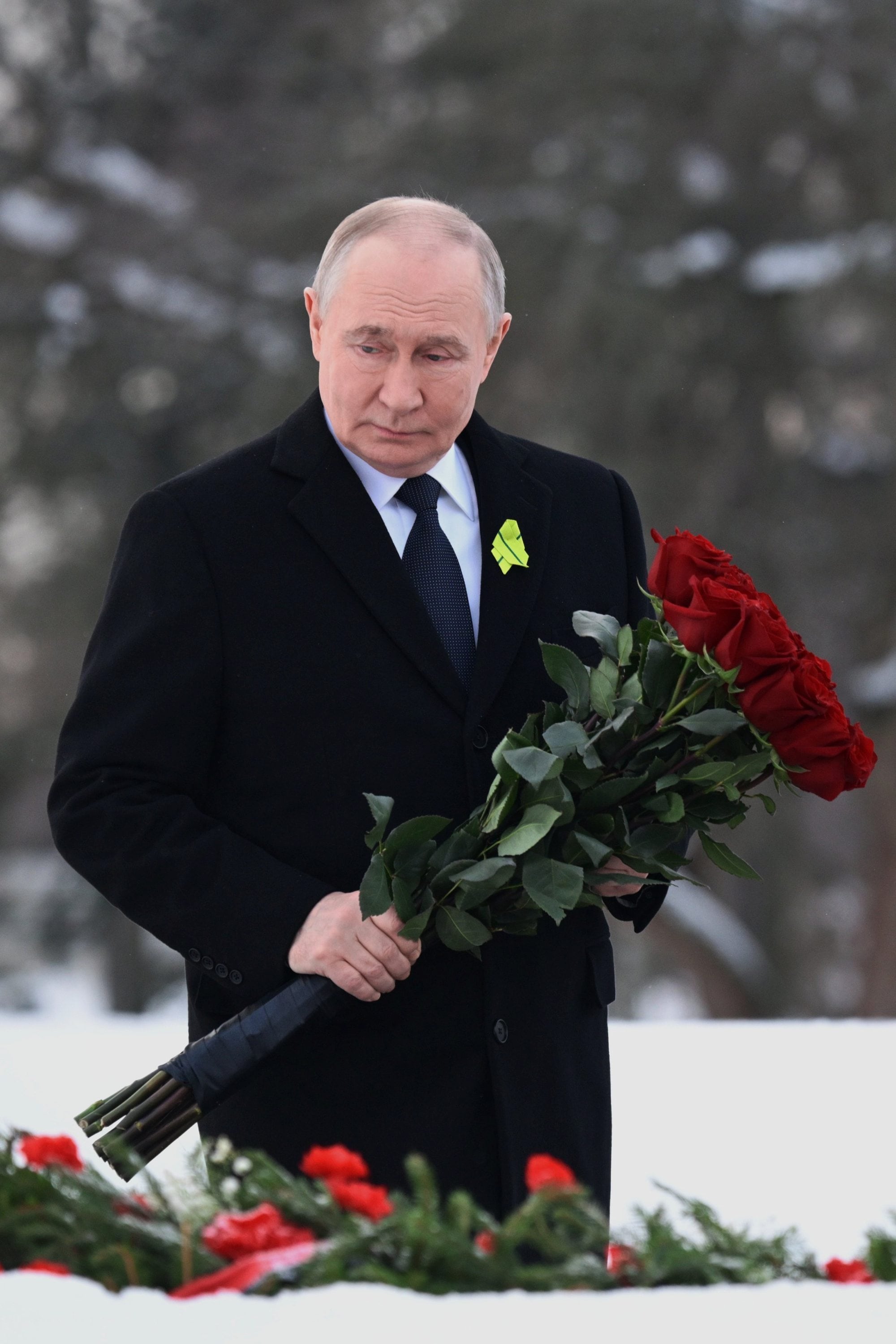 El presidente ruso Vladimir Putin deposita flores en la tumba de su hermano, quien murió siendo niño durante el sitio de Leningrado