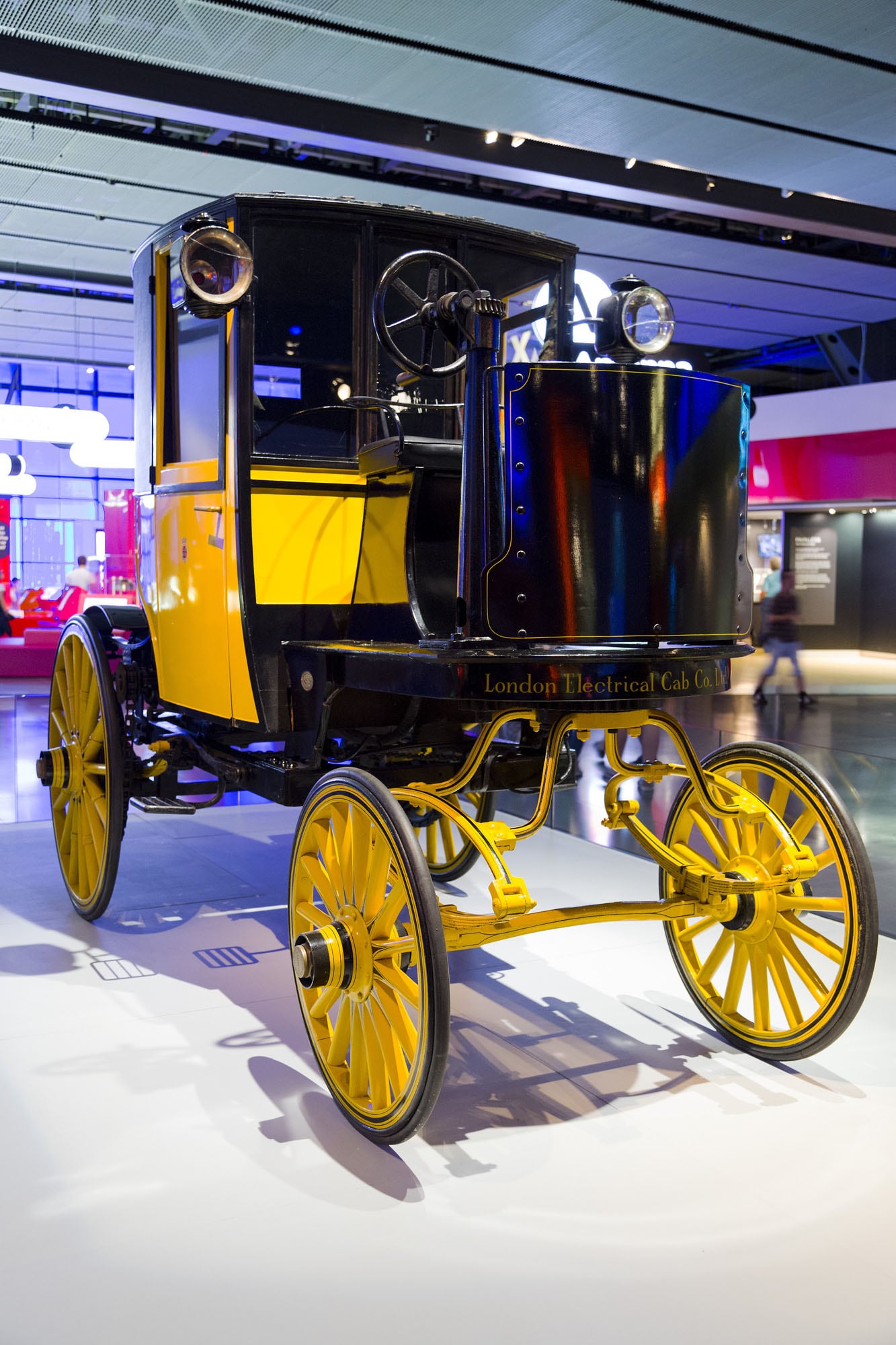Imagen ilustrativa de uno de los primeros taxis eléctricos que circularon por Londres a fines del siglo XIX