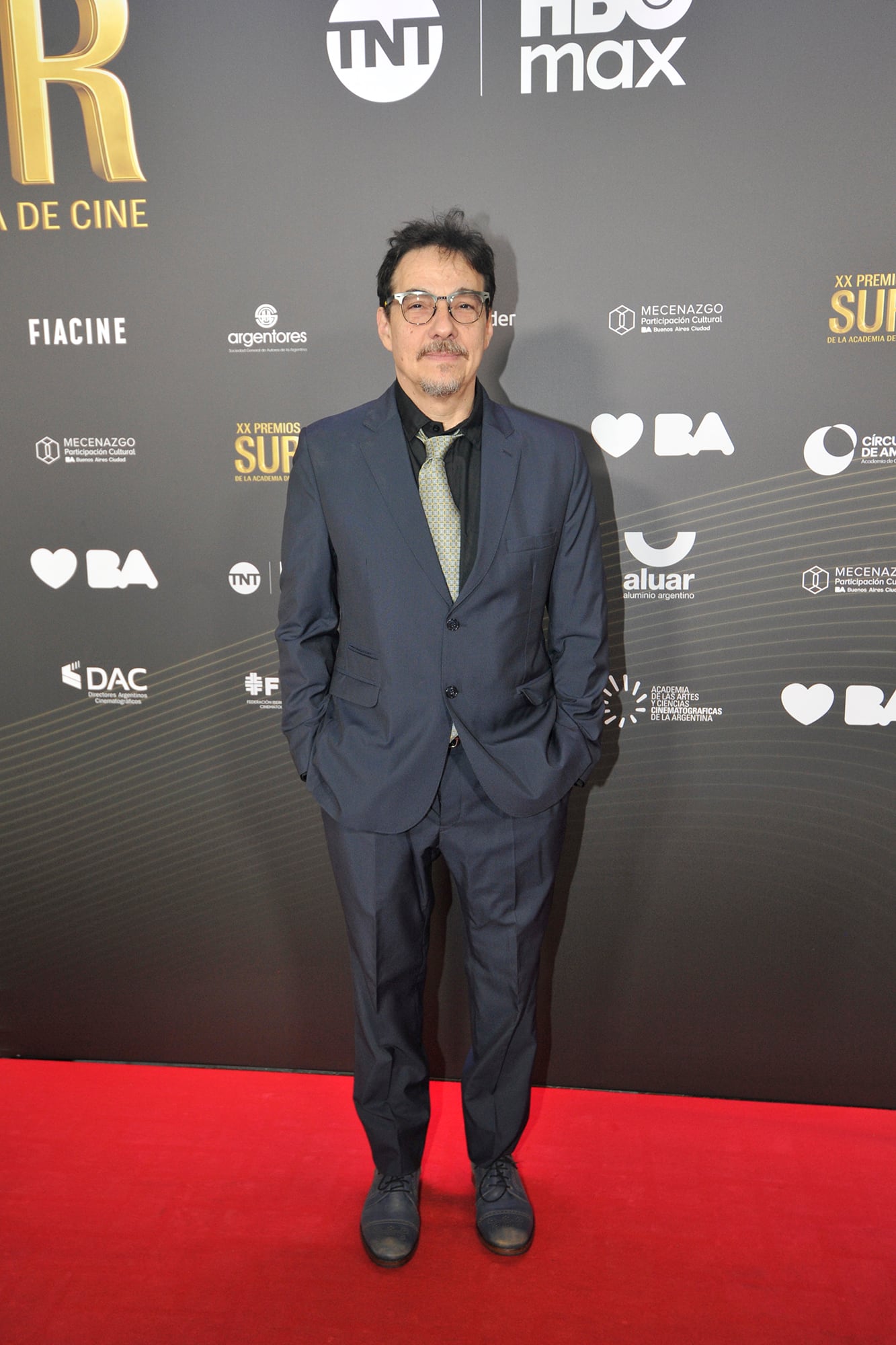 Mix de colores. Fernan Mirás combinó un traje azul con camisa negra y corbata gris para esta noche de fiesta