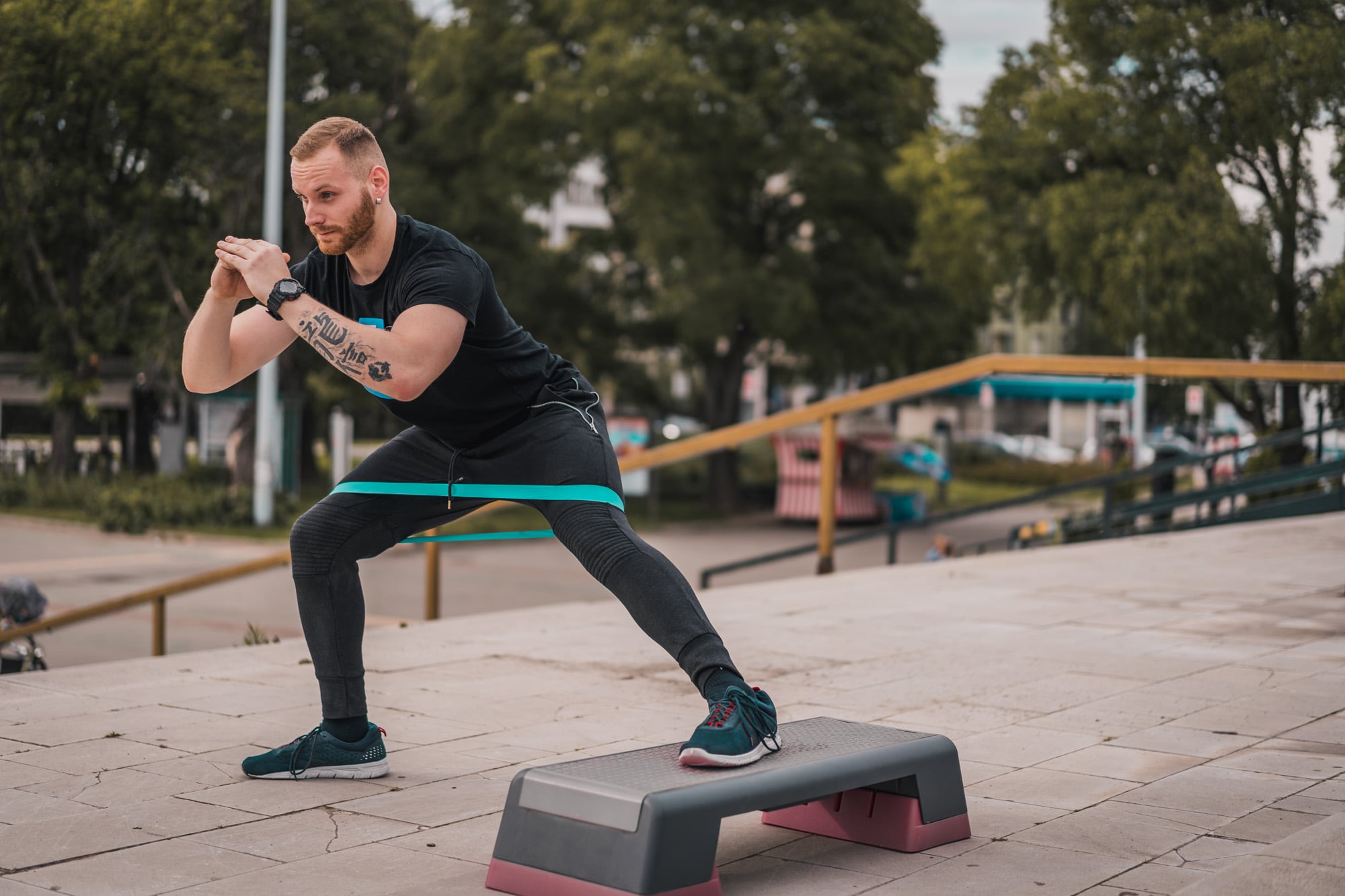 Las bandas elásticas permiten realizar rutinas tanto en el gimnasio como en casa, sin necesidad de equipos voluminosos