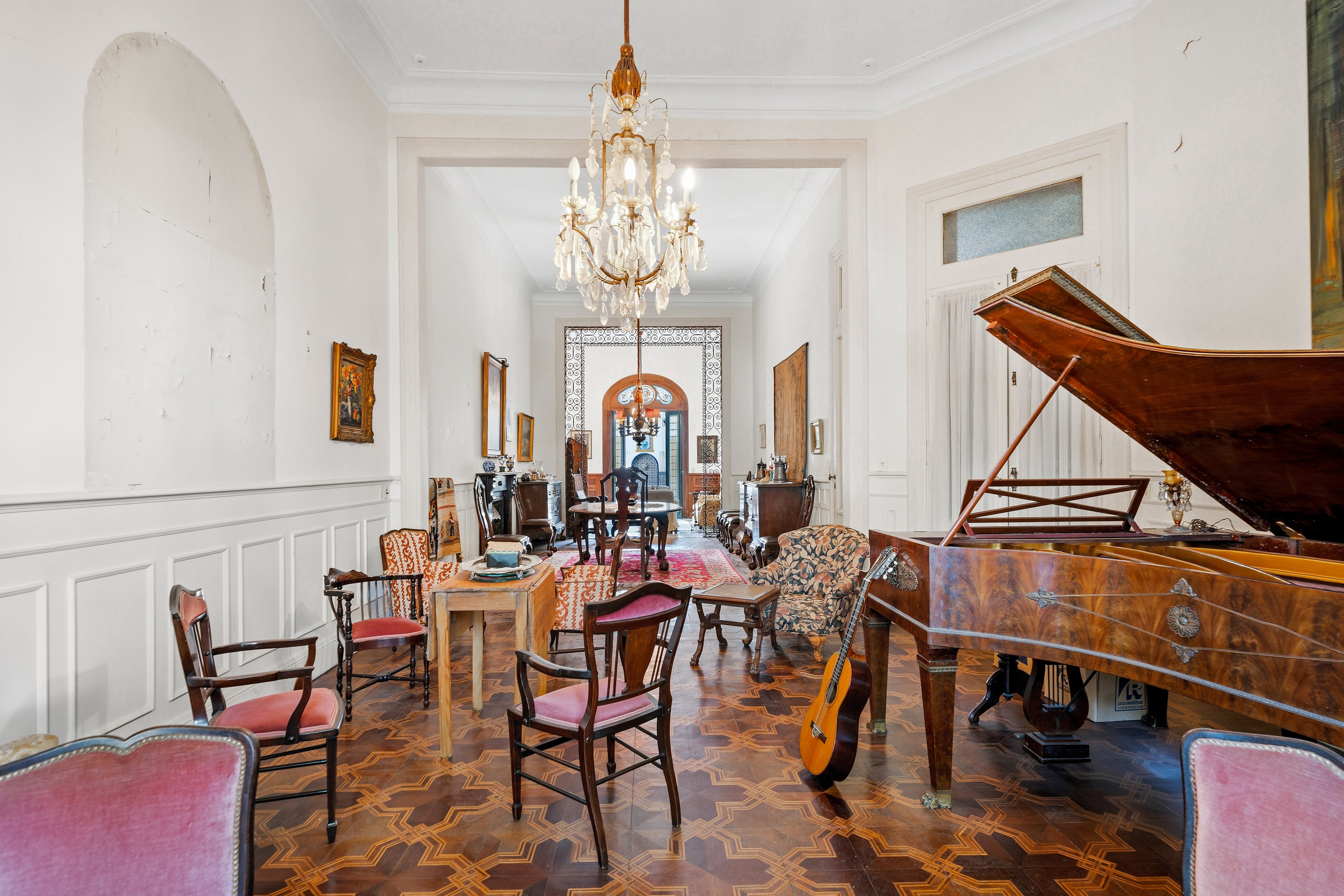 La casa responde a la arquitectura residencial de la Belle Époque porteña, la cual fusionaba estilos donde predominaba lo europeo