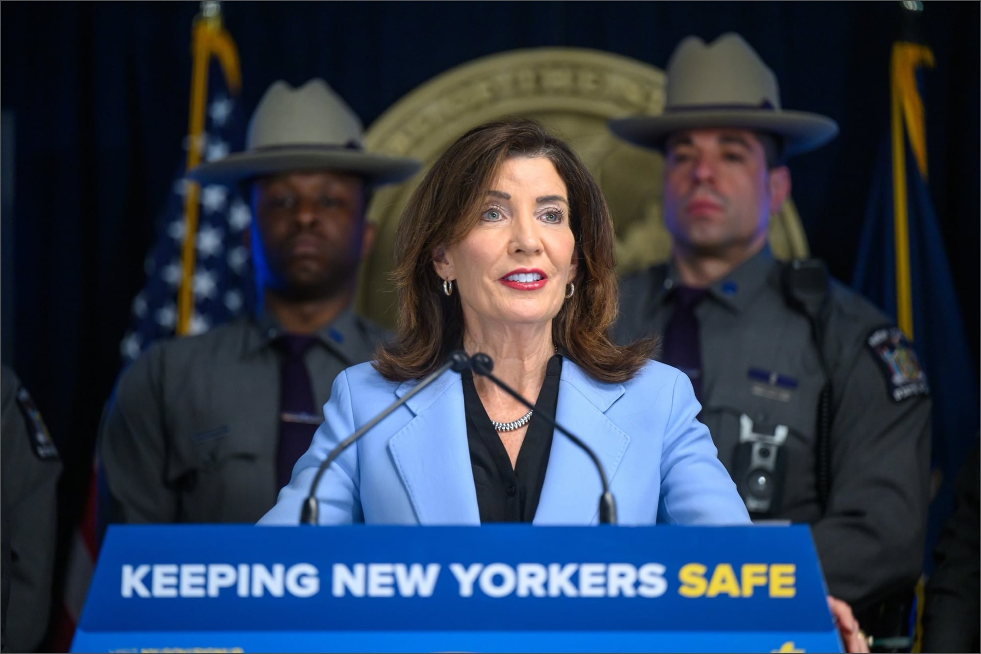 La gobernadora Kathy Hochul sostuvo que las contribuciones a su campaña no influyen en su postura respecto a la medida que actúa sobre los costos de los seguros