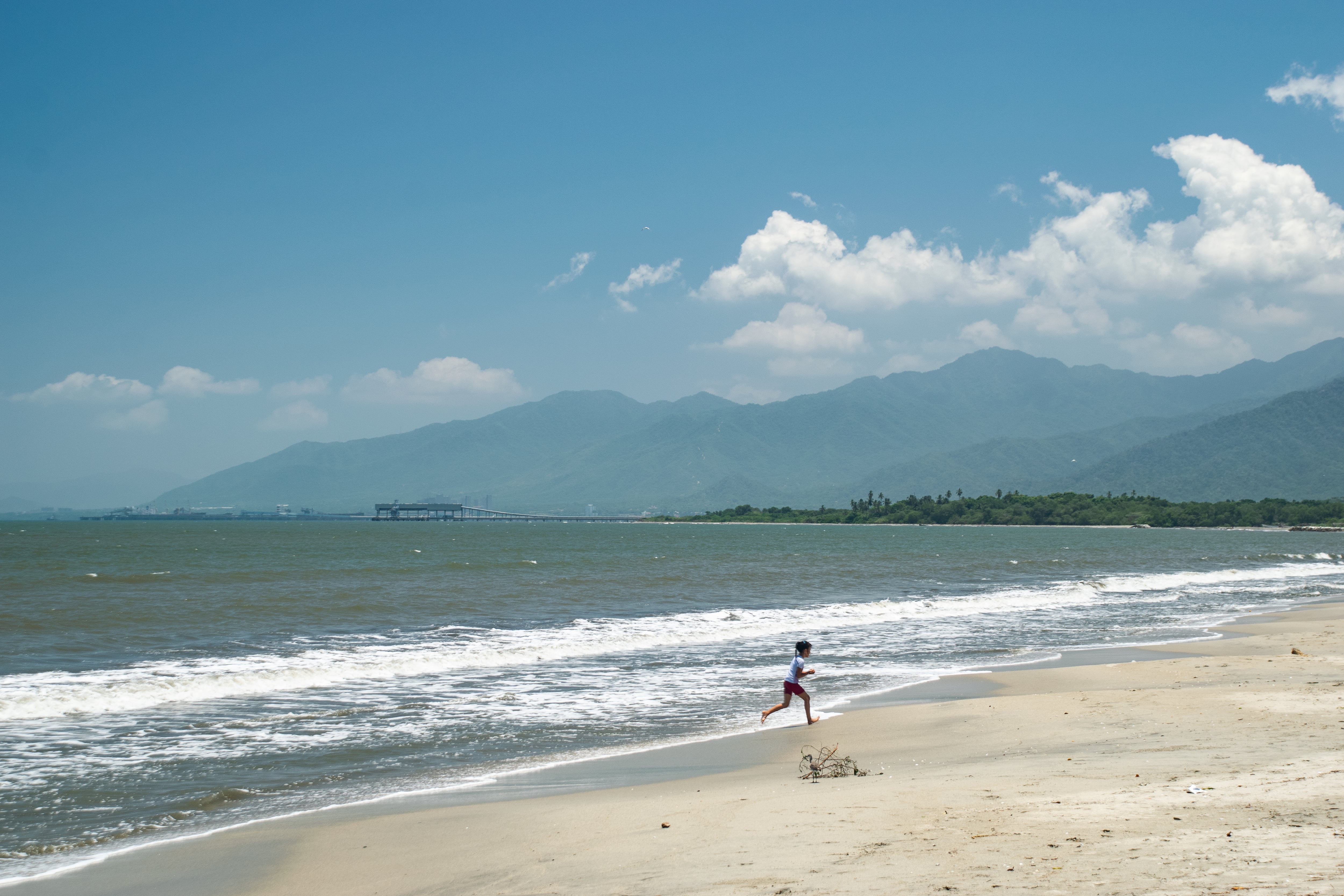 Playa del Malecón turístico, con las sierras de Santa Marta de fondo