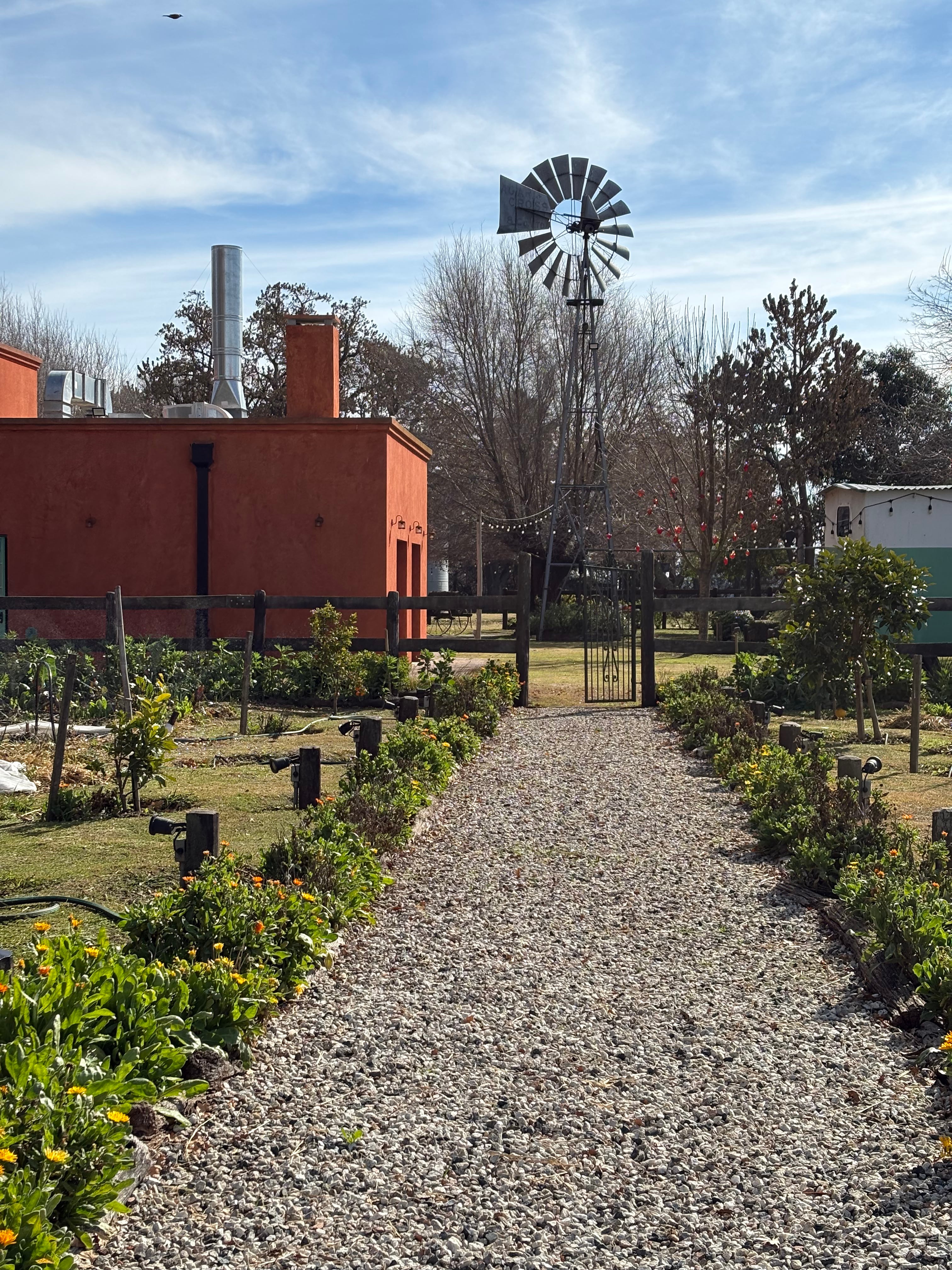 El camino que conecta la huerta con el restaurante