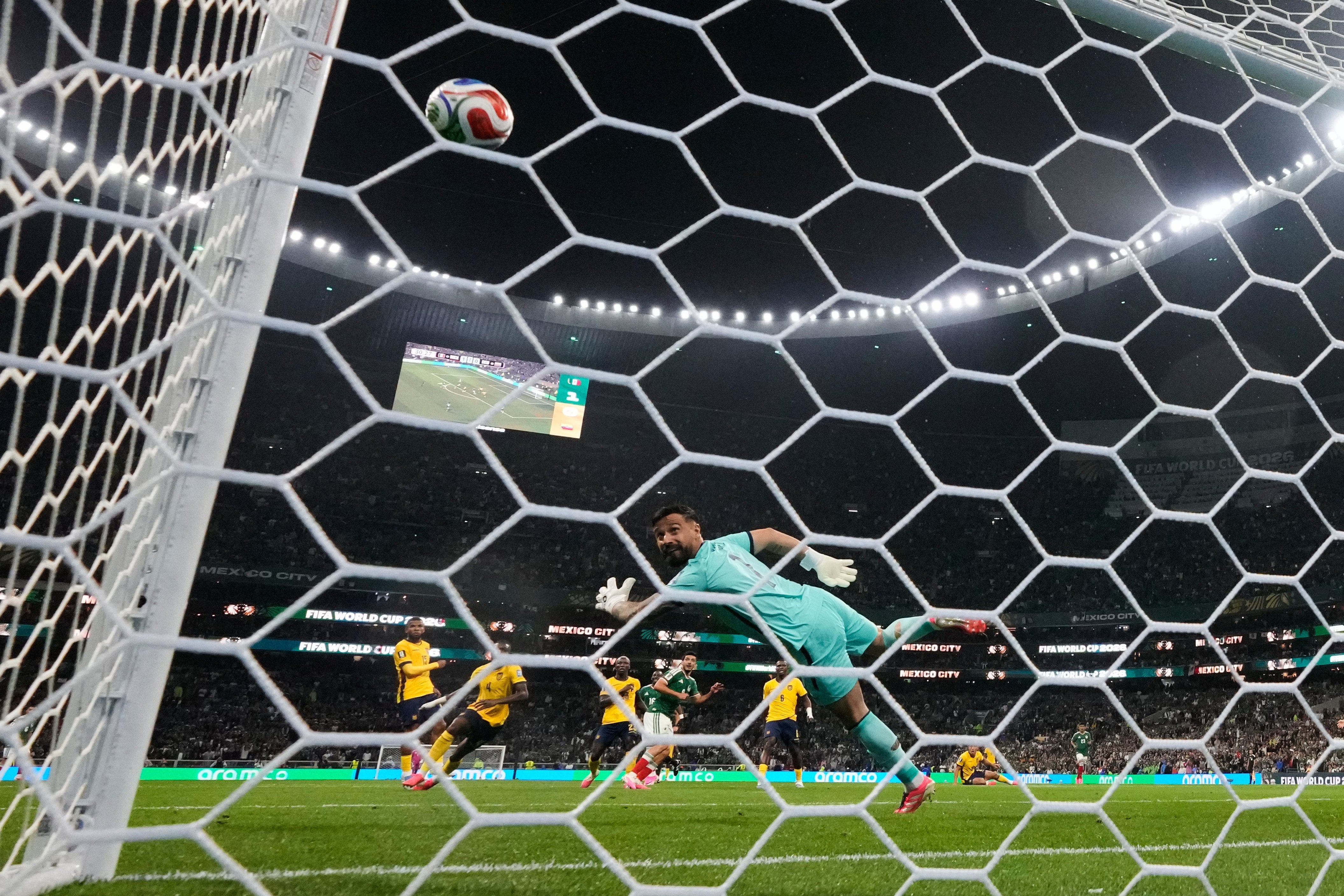 Raúl Jiménez sella el triunfo de México sobre Ecuador; el artillero recuperó la pelota y definió la jugada, tras combinar con Julián Quiñones