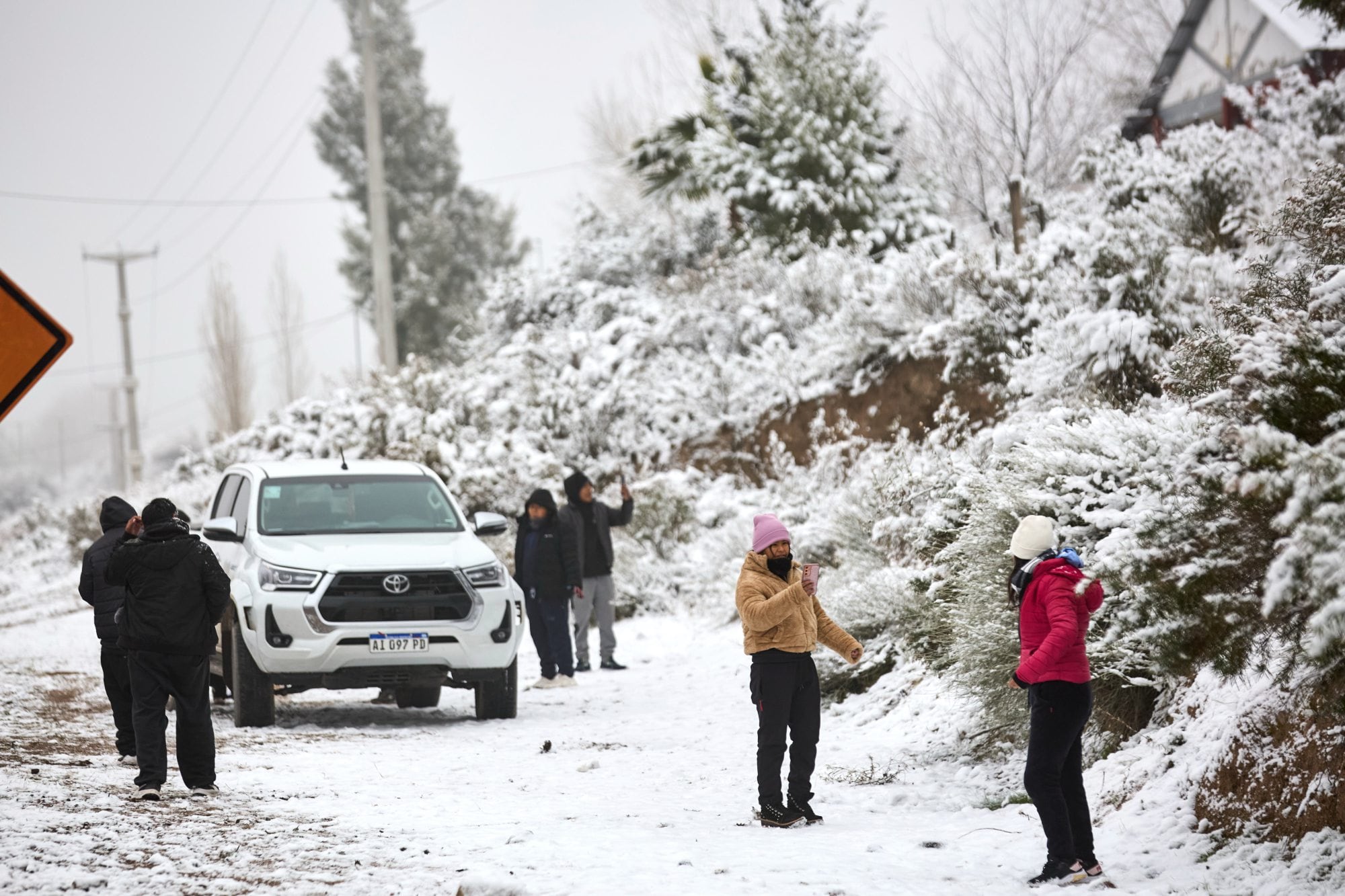 Turistas y visitantes recorren Potrerillos y el camino a Cacheuta, en Luján de Cuyo, Mendoza, luego de las nevadas registradas durante la ola polar que afecta a la provincia