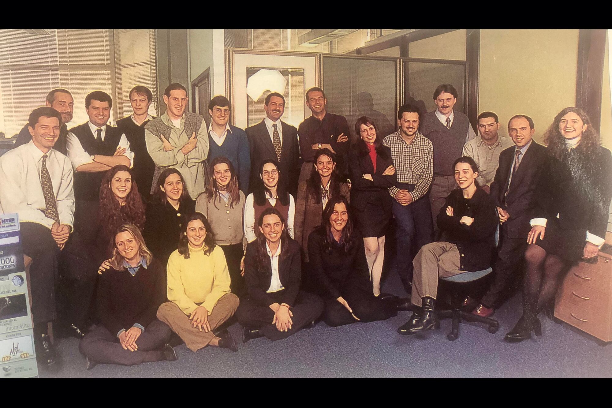 Uno de los primeros equipos de LA NACION digital (1998): Luis Alvárez Poli, Roberto Solans, Walter Nápoli, Ariel Tiferes, Ricardo Quesada, Ricardo Brom, Inés Leopoldo, Marcelo González, Cecilia Corba, Maricruz Luzar, Azul Cecinini, Sandra Venditti, Momi Peralta Ramos