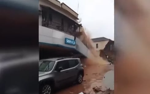 El agua provocó diversos derrumbes