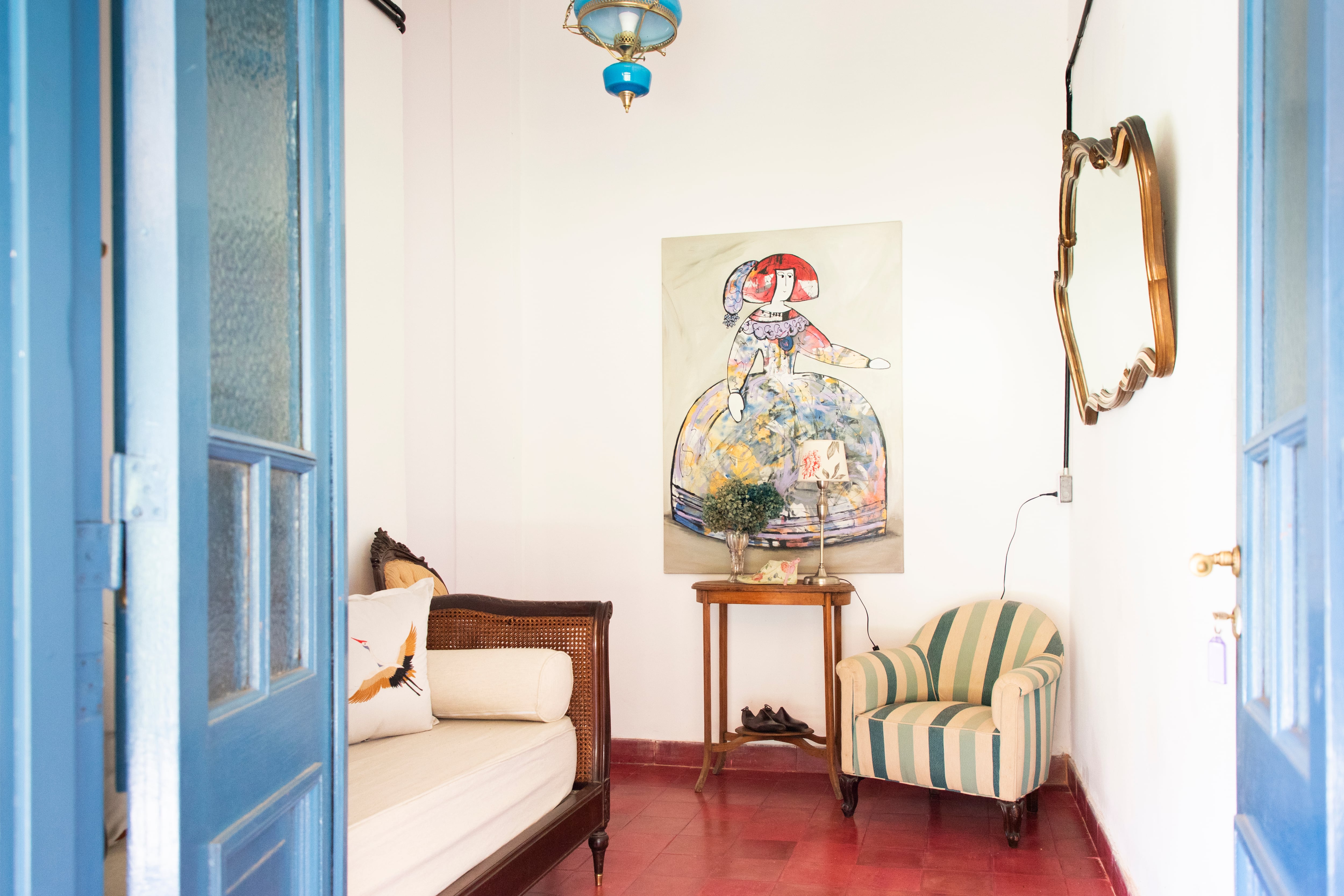 La sala de una de las suites promete un momento de lectura y relax