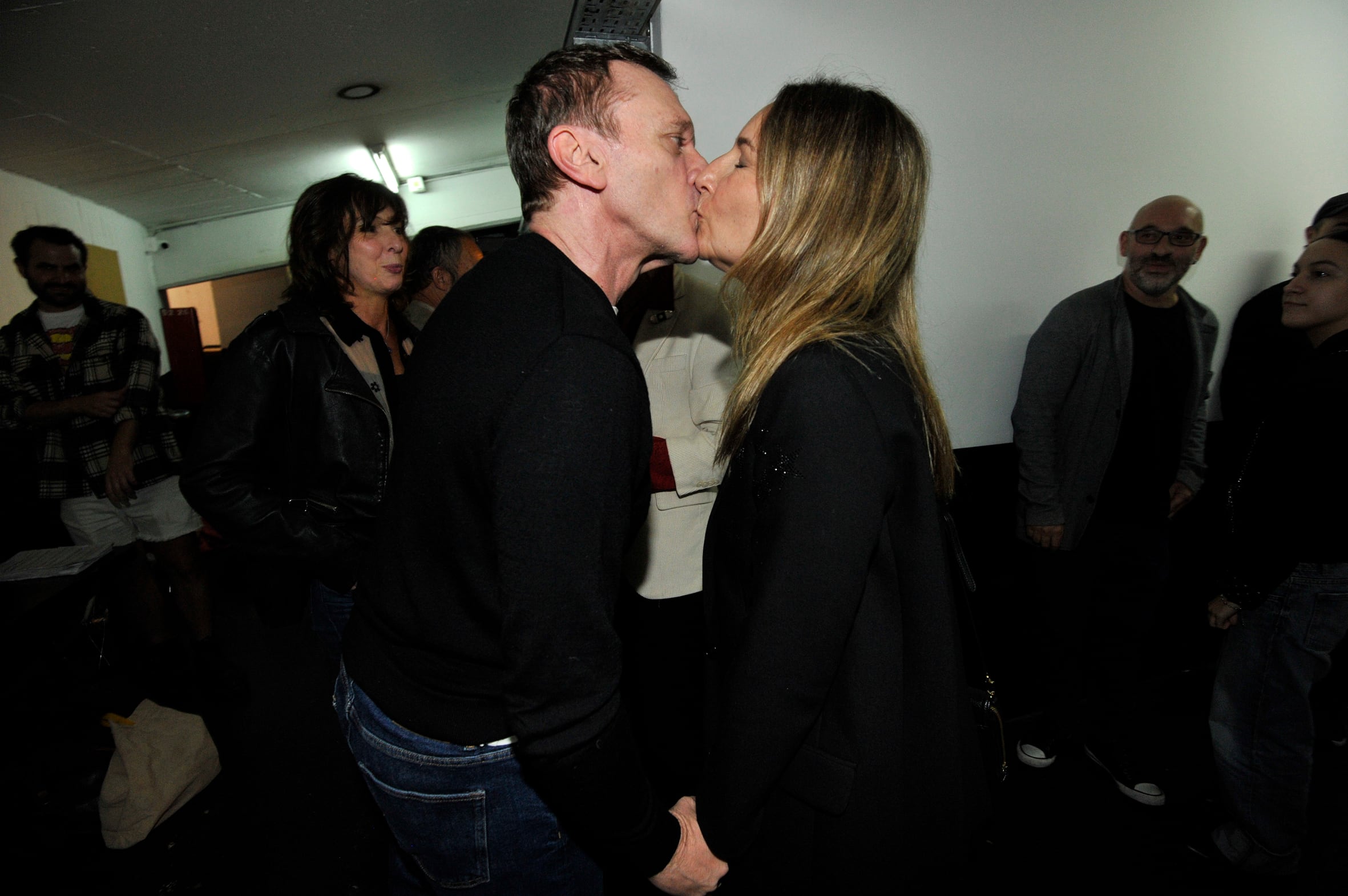 Deborah Cosovschi no dudó en darle un tierno beso a su marido, Federico D´Elía, luego de su debut