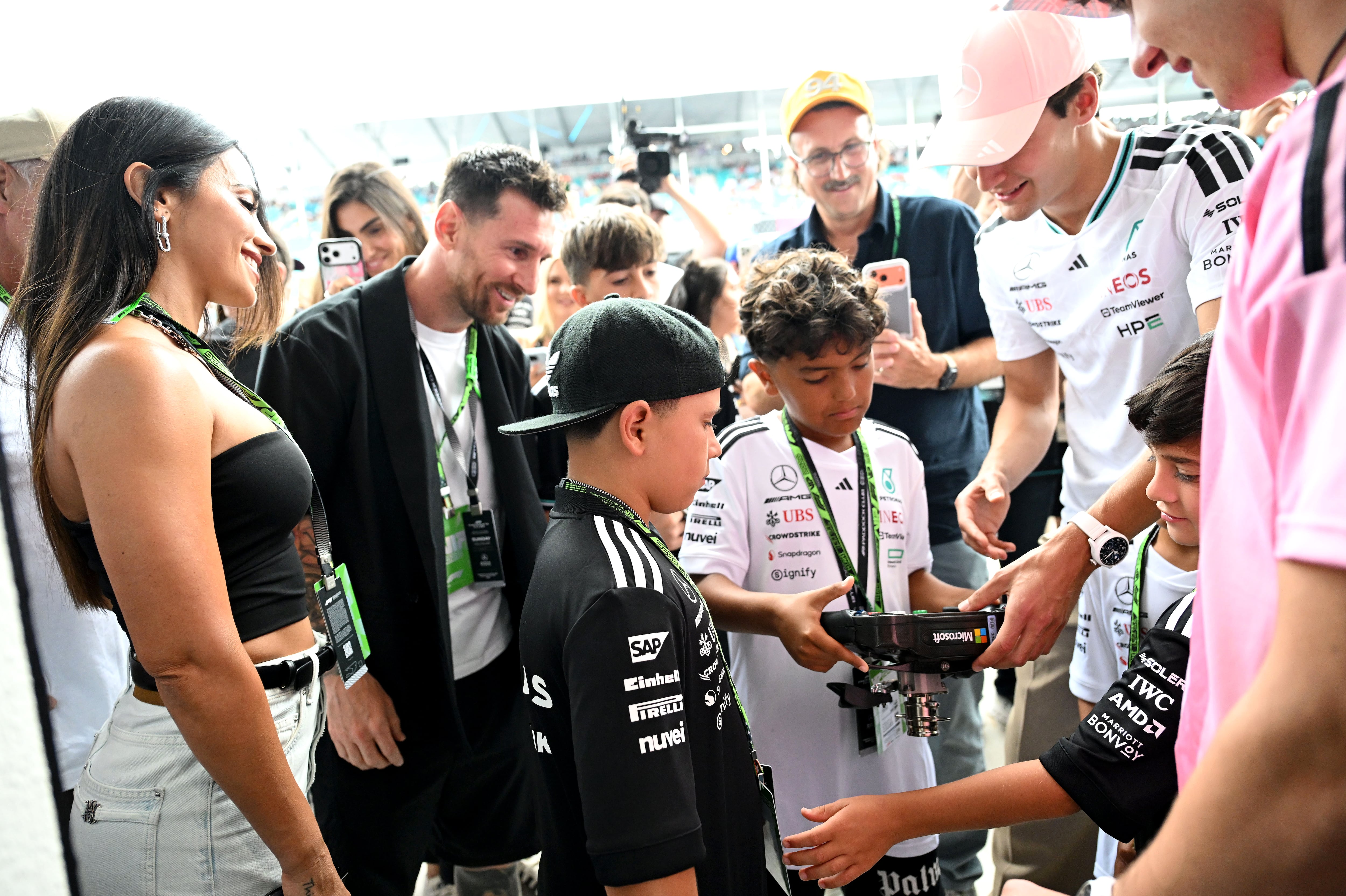 Messi visita el garaje del equipo Mercedes AMG Petronas F1 con su familia antes del Gran Premio de F1 de Miami