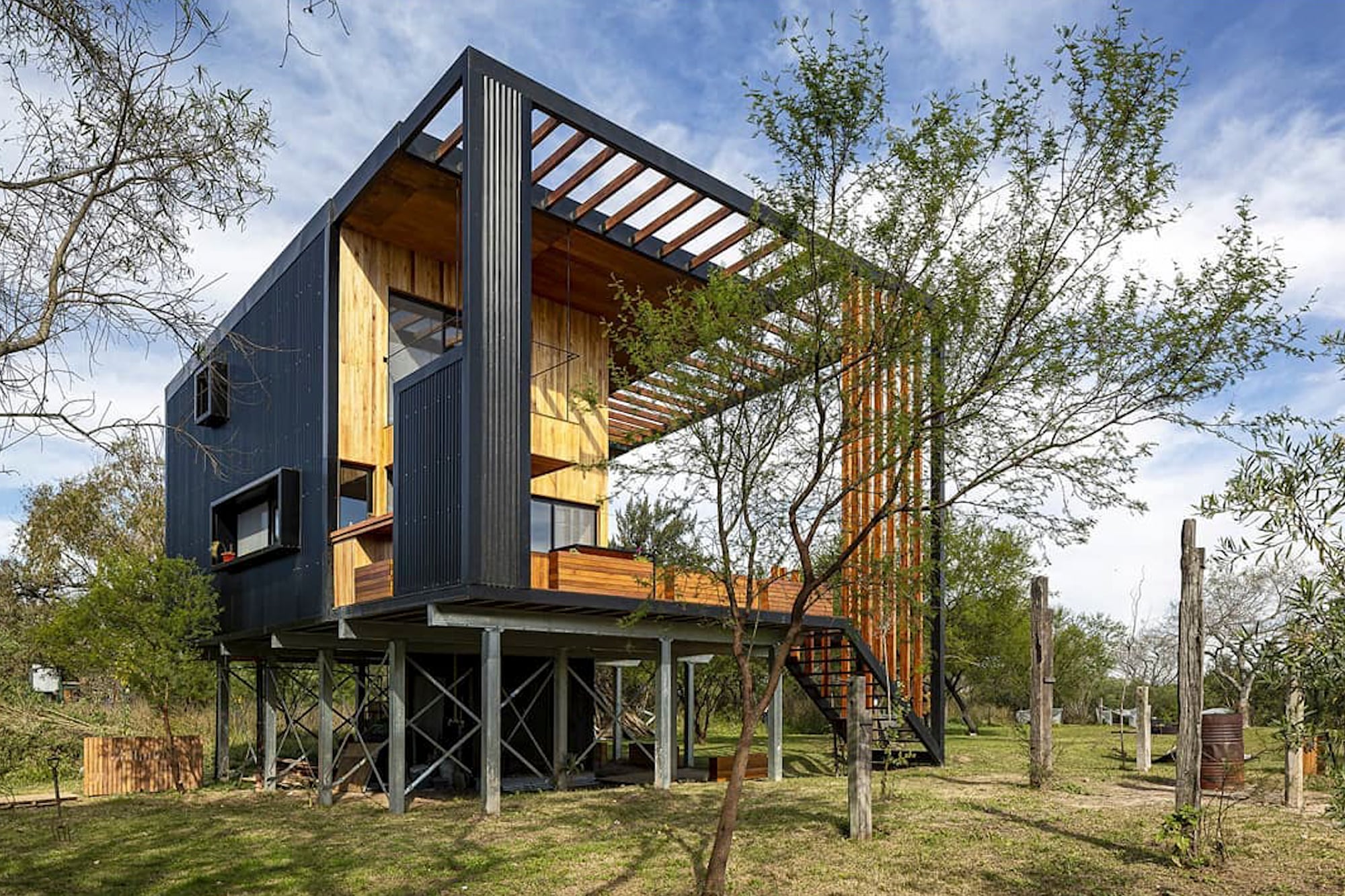 La casa tiene paneles solares fotovoltaicos y baterías para recolectar y almacenar energía eléctrica; un recolector de agua de lluvia; un calefón solar y un biodigestor