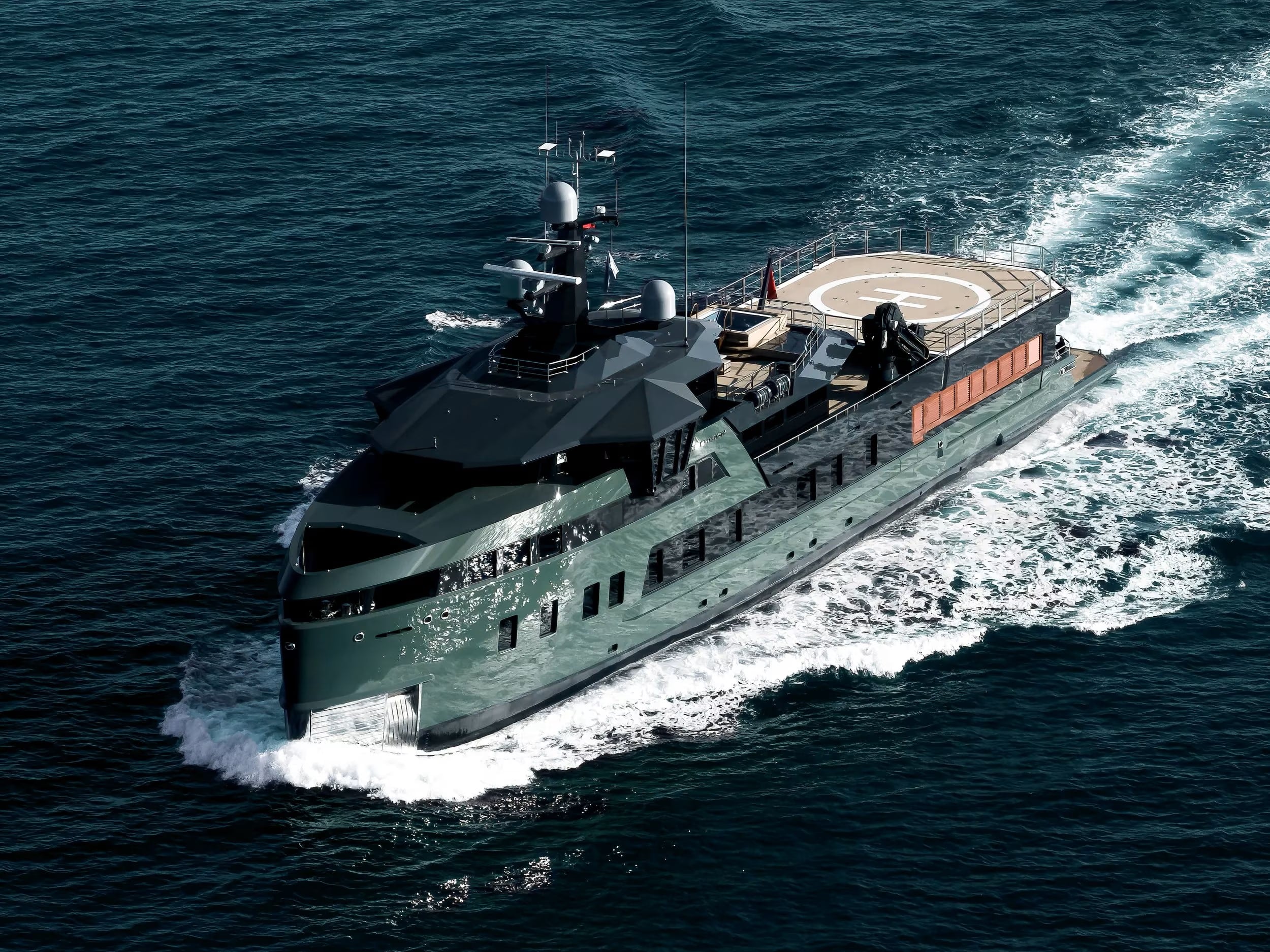 A todo motor: el Pink Shadow en alta mar