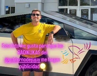 Manuel Quintar, junto a su camioneta eléctrica Tesla