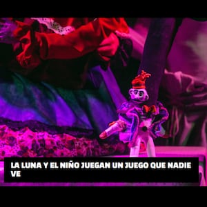 La luna y el niño juegan un juego que nadie ve