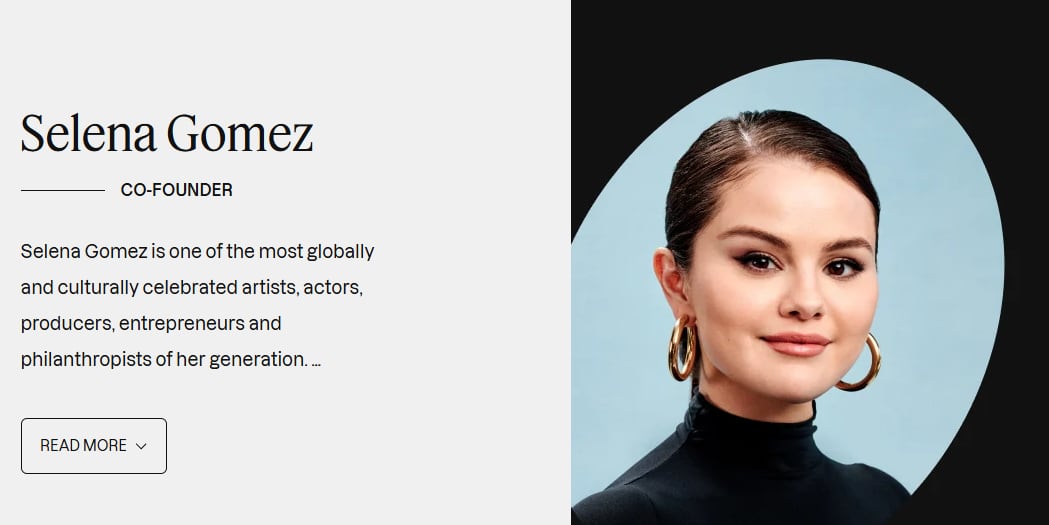 En el sitio web, Selena Gomez figura como cofundadora de Wondermind, mientras que su madre, Mandy Teefey, aparece como cofundadora y CEO. El nombre de Daniella Pierson ya no se menciona en la página