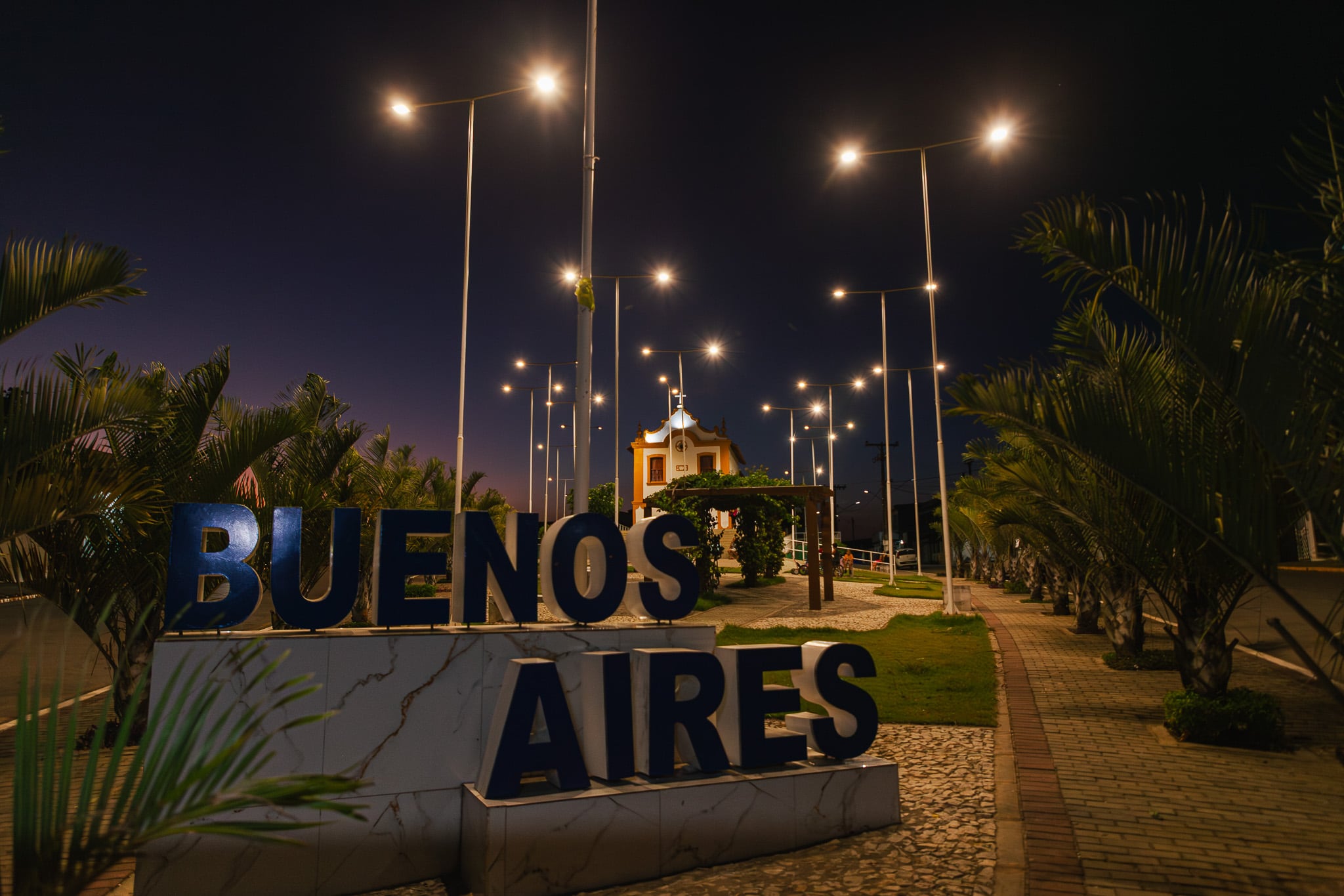 El cartel de bienvenida al pueblo