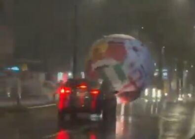 El insólito video de una pelota gigante que rueda sin control por las calles de San Salvador