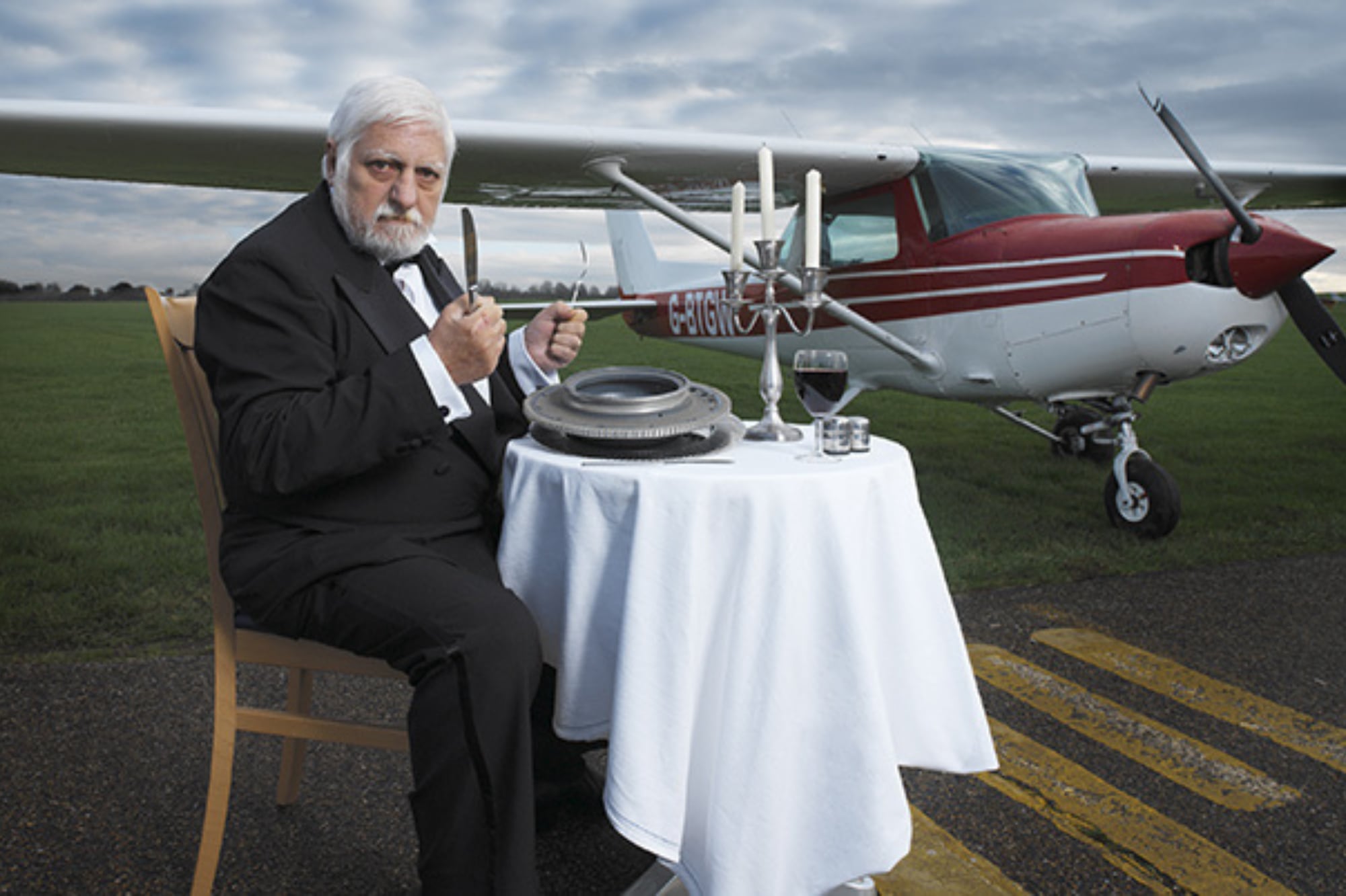 La historia de Michel Lotito, el hombre que comía bicicletas, televisores y hasta una avioneta