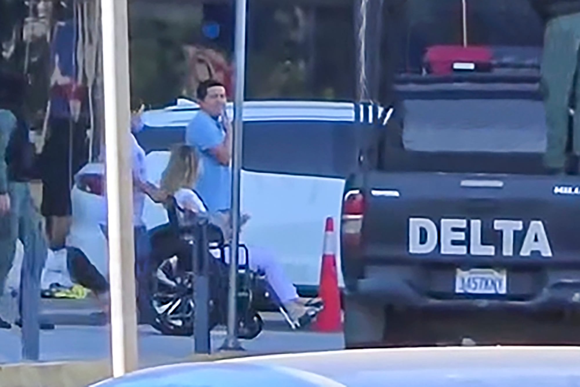 La mujer deja el centro médico escoltada por la policía. Diario: El Deber