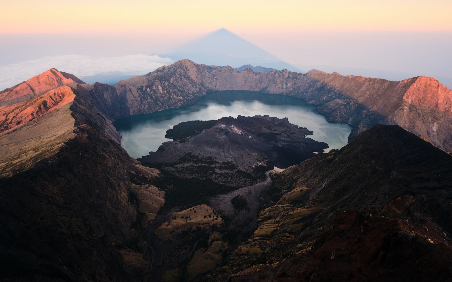 El volcán Rinjani, donde la joven turista brasileña cayó a unos 500 metros de profundidad